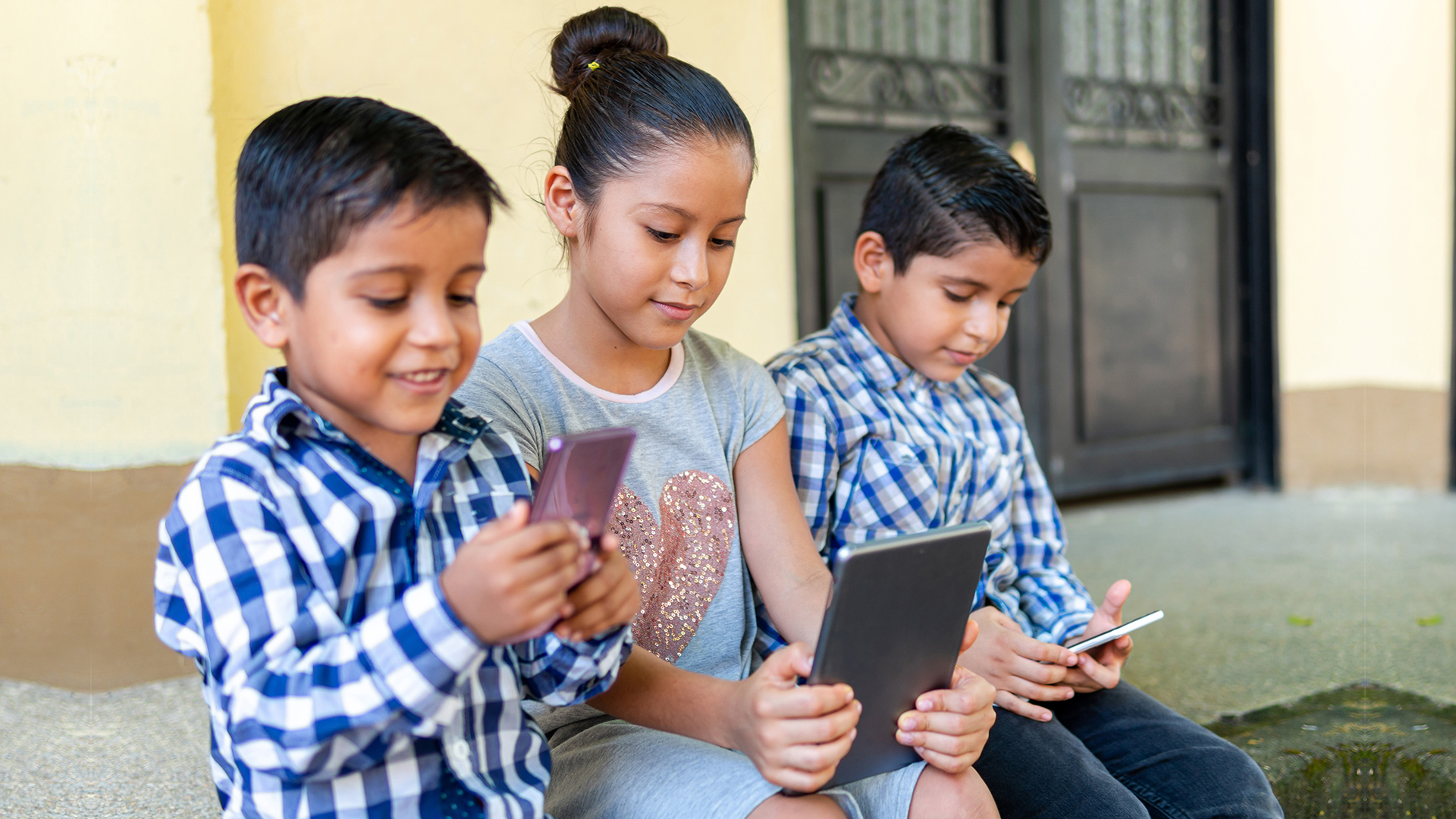 Para Ingrid Perez, directora corporativa de Marketing y Comunicaciones de Claro Colombia, es necesario que la conectividad esté acompañada de acceso a dispositivos tecnológicos y ecosistemas digitales.