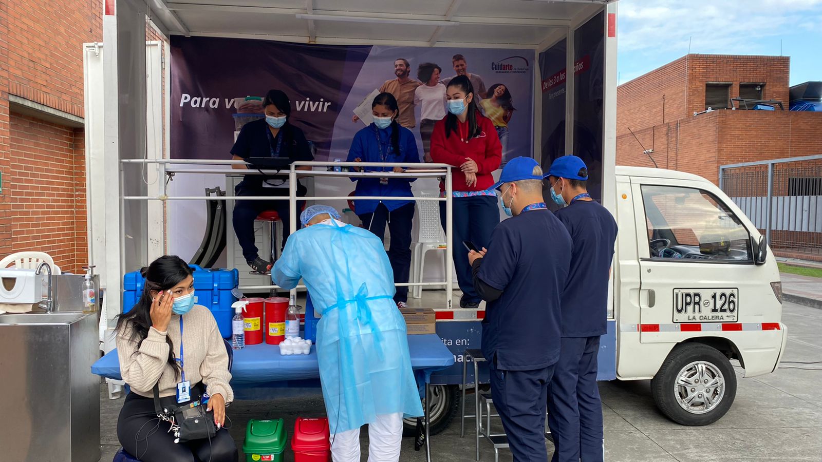 La Secretaría Distrital de Salud habilitó puntos móviles de vacunación que recorrerán los "Sanandresitos" de la 38 y San José, de 10 a.m. a 6 p.m., para que la ciudadanía se pueda vacunar mientras hace sus compras navideñas.