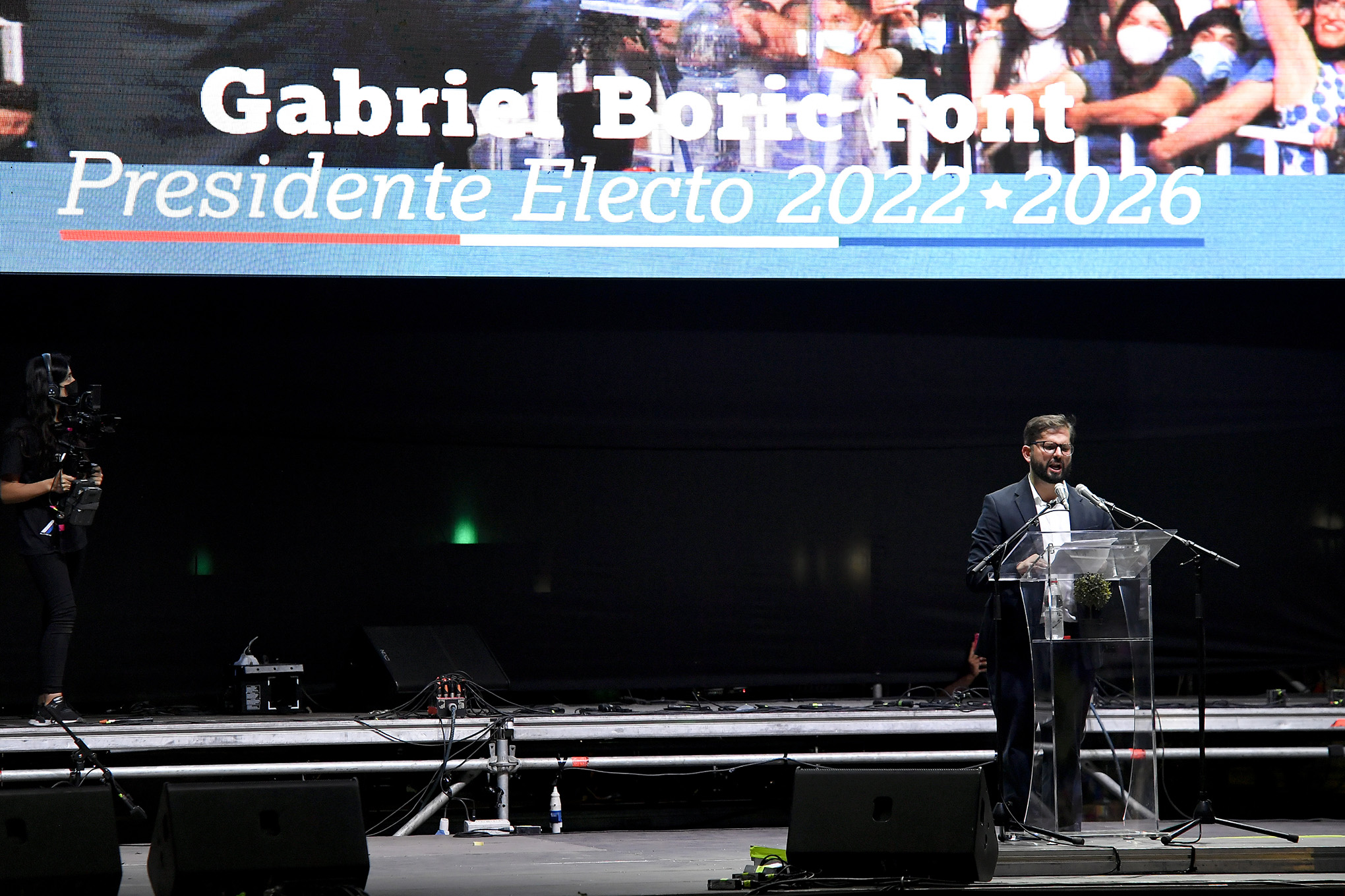 El presidente electo de Chile, Gabriel Boric, de la coalición "Apruebo la Dignidad", habla con sus seguidores luego de su victoria en la segunda vuelta de las elecciones presidenciales en Santiago, Chile, el domingo 19 de diciembre de 2021. Foto AP / Matias Delacroix