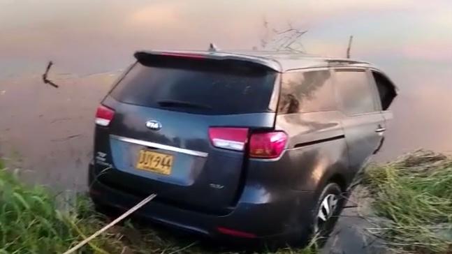 Un vehículo de placas UUY-944, fue sacado del agua por habitantes y pescadores del sur del Atlántico.