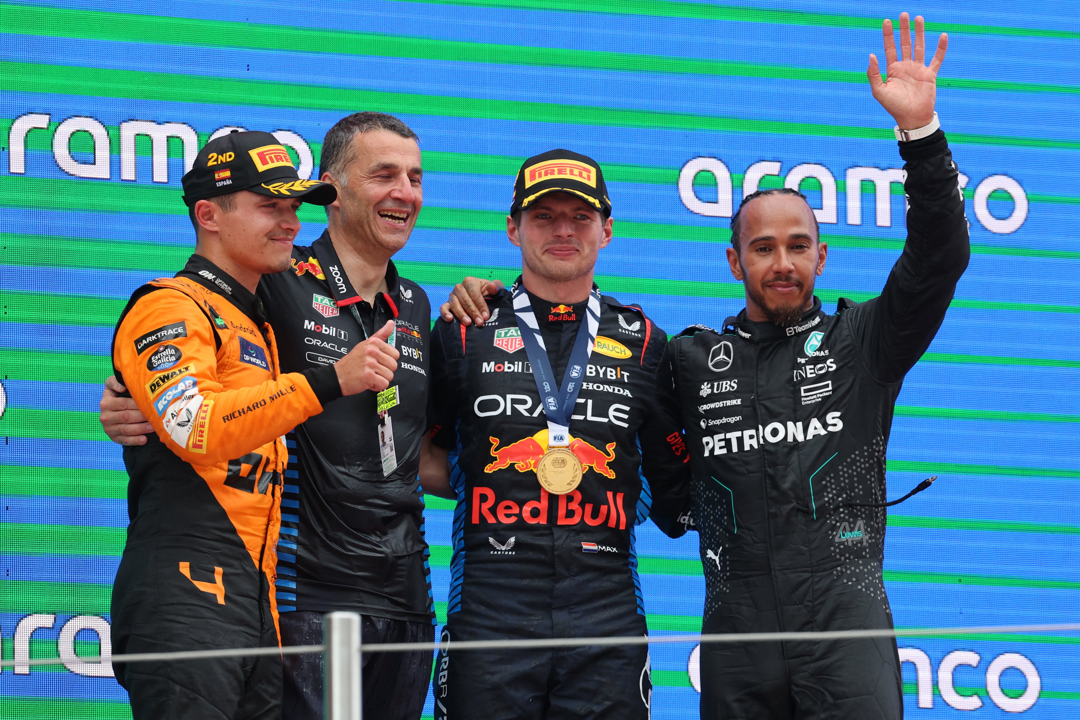 El podio del Gran Premio de España, con Lando Norris, Max Verstappen y Lewis Hamilton.