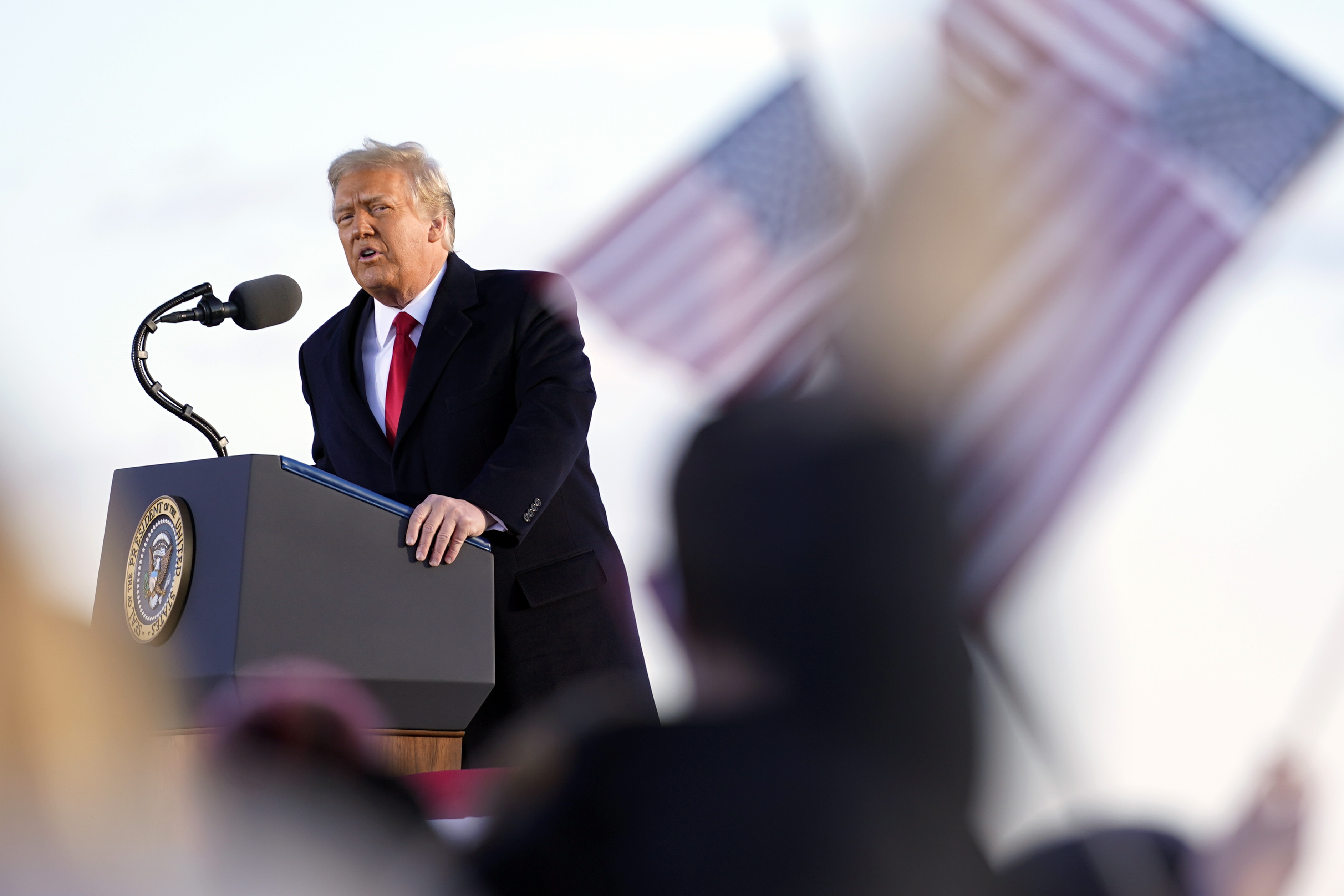 El presidente Donald Trump habla antes de abordar el Air Force One en la Base de la Fuerza Aérea Andrews, Maryland, el miércoles 20 de enero de 2021 (AP Photo / Manuel Balce Ceneta)