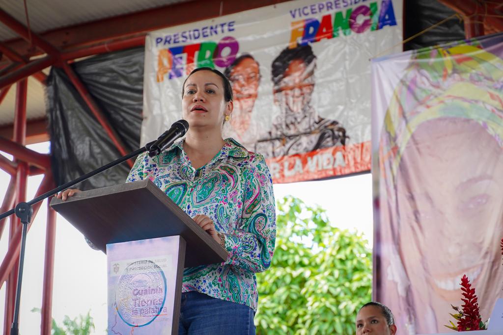 La ministra de Salud Carolina Corcho se reunión con el gobernador y las comunidades de Guainía.