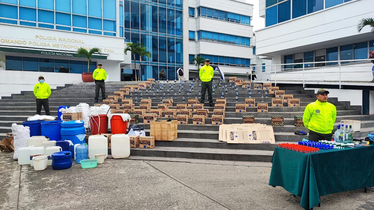 El sitio clandestino tenía una capacidad de producción de 1.320 botellas semanales y de 5.280 unidades adulteradas mensuales.