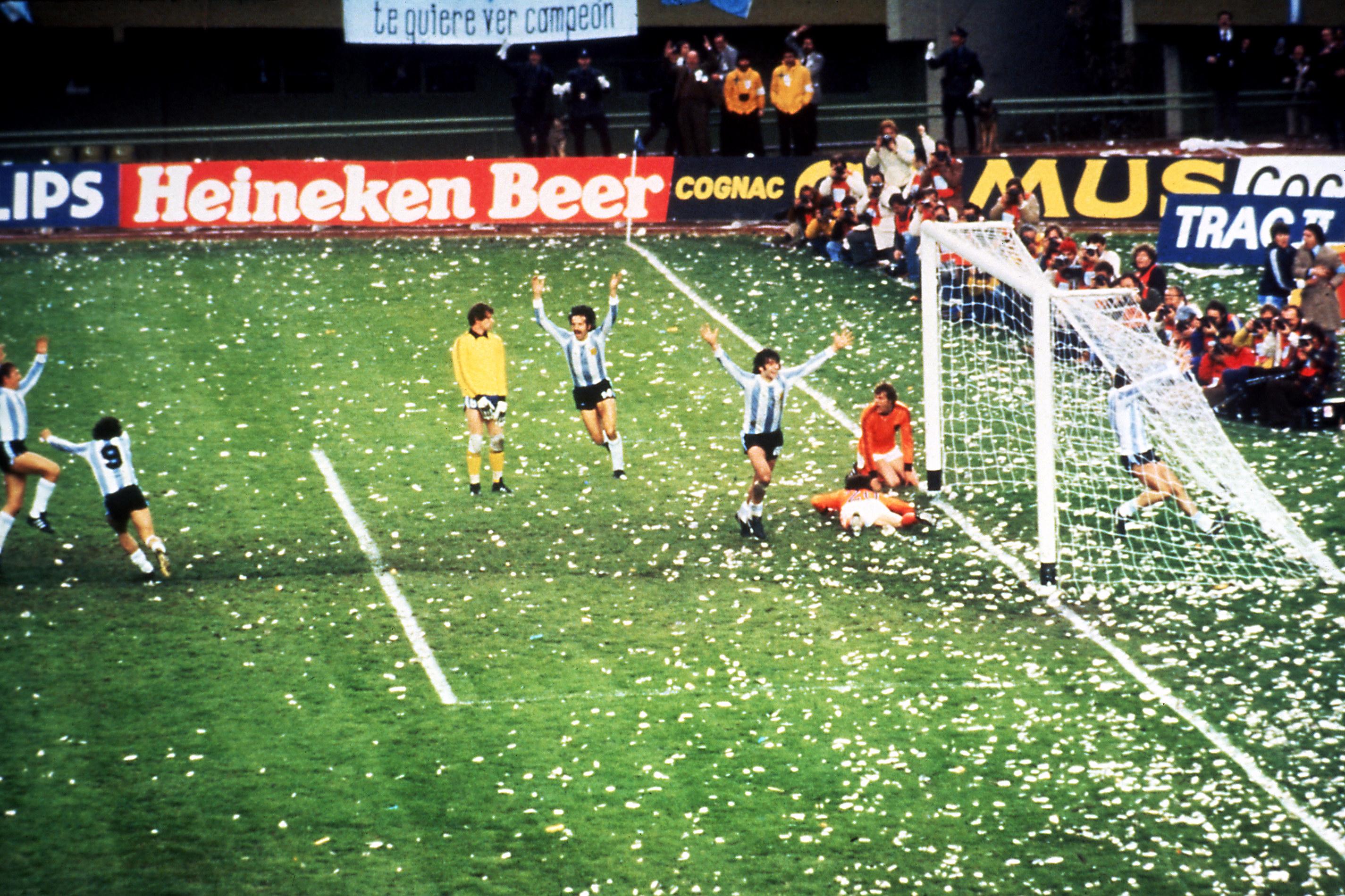 Primer gol de Argentina y de Kempes en la final del 78 contra Holanda.