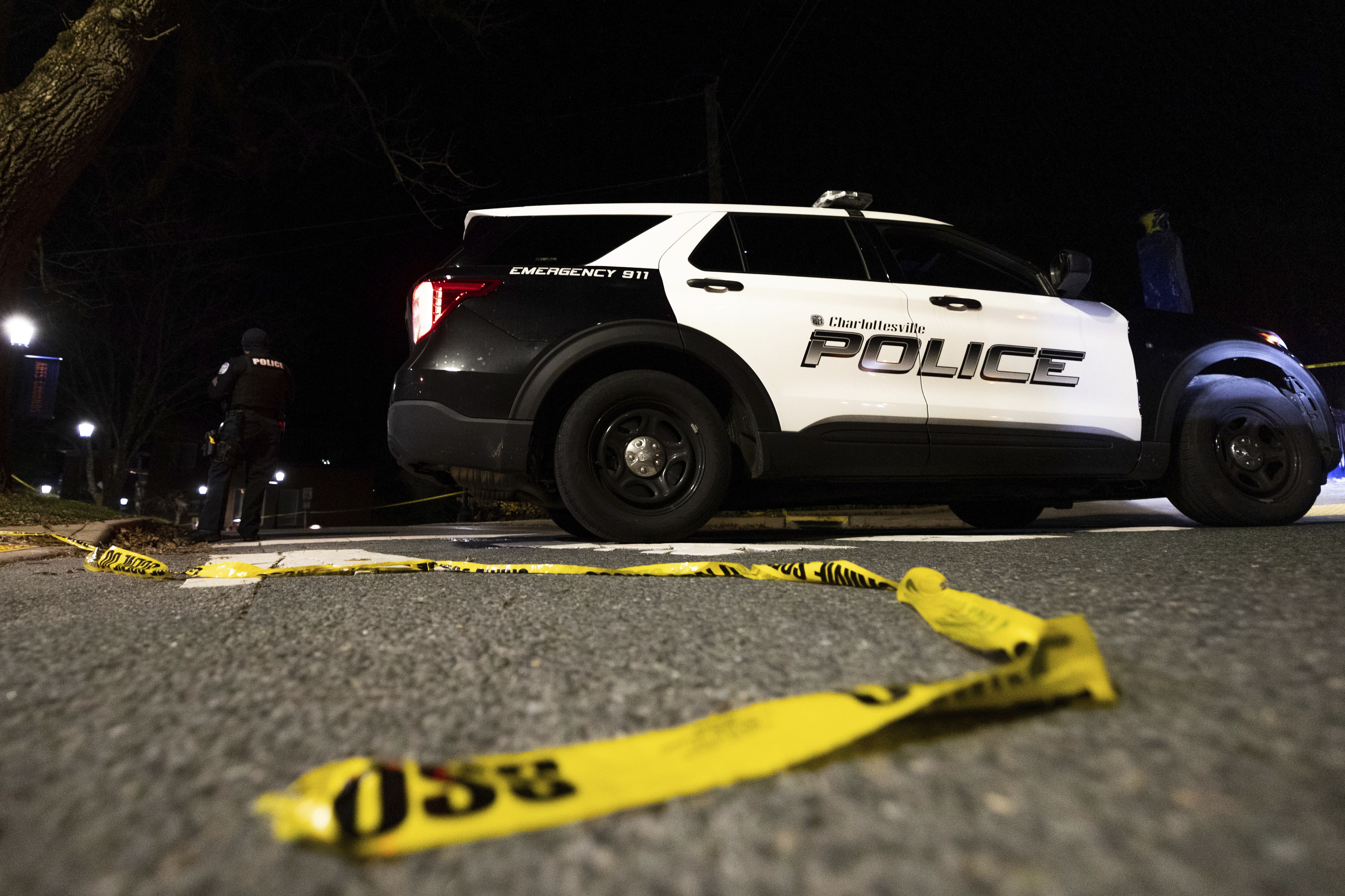 Un vehículo de la policía de Charlottesville está estacionado en Culbreath Road durante una situación de tirador activo en el campus de la Universidad de Virginia en Charlottesville, Virginia, el lunes 14 de noviembre de 2022. (Mike Kropf /The Daily Progress via AP)
