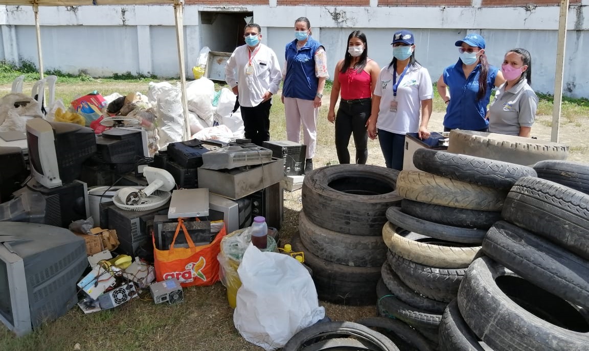 Algunos residuos posconsumo son pilas, llantas, medicamentos vencidos, electrodomésticos en desuso, envases de insecticidas, baterías y bombillos.