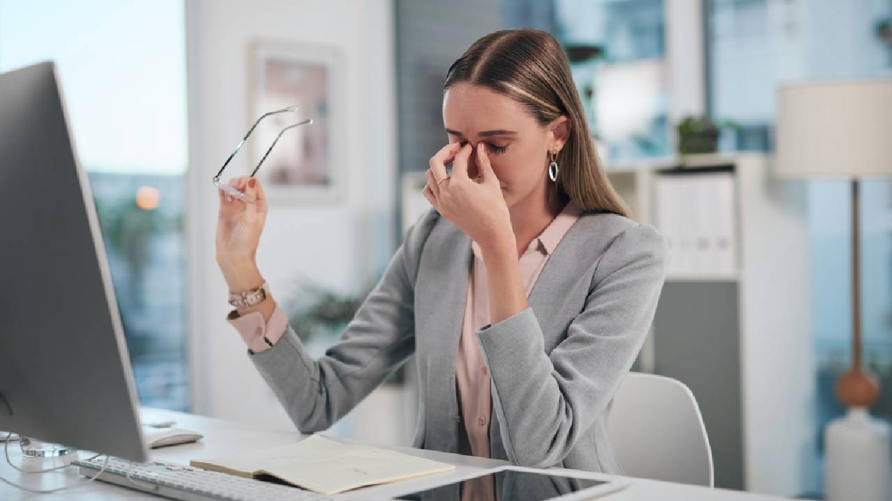 La visión borrosa se puede generar por el abuso de las pantallas, el estrés o la falta de sueño, así lo explica el oftalmólogo Carlos Lisa Fernández. Foto: Getty images.