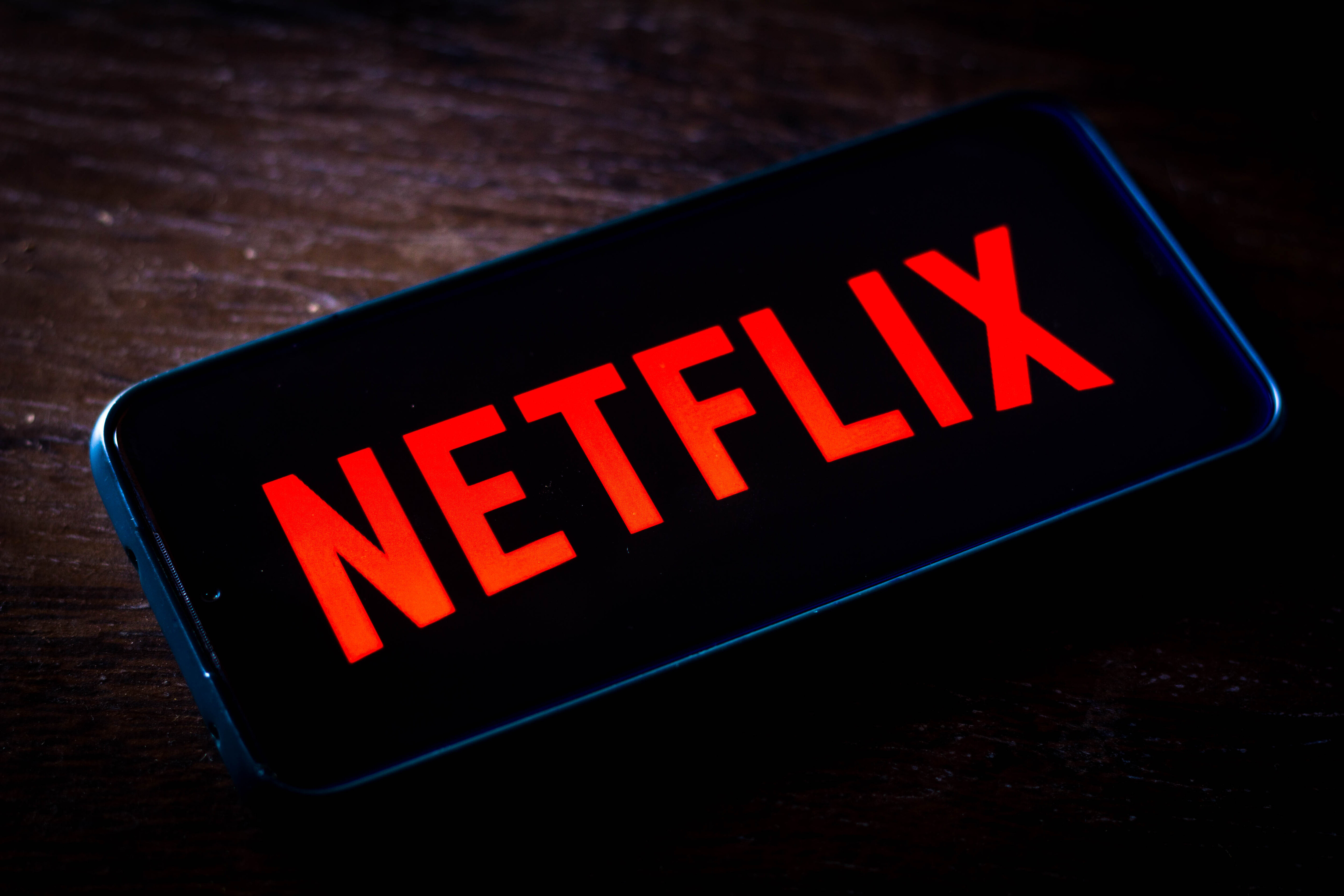 BRASIL - 22/05/2021: En esta ilustración fotográfica, el logotipo de Netflix que se ve en la pantalla de un teléfono inteligente.Es un proveedor global de películas y series de televisión a través de streaming y actualmente tiene más de 208 millones de suscriptores. (Ilustración fotográfica de Rafael Henrique / SOPA Images / LightRocket a través de Getty Images)