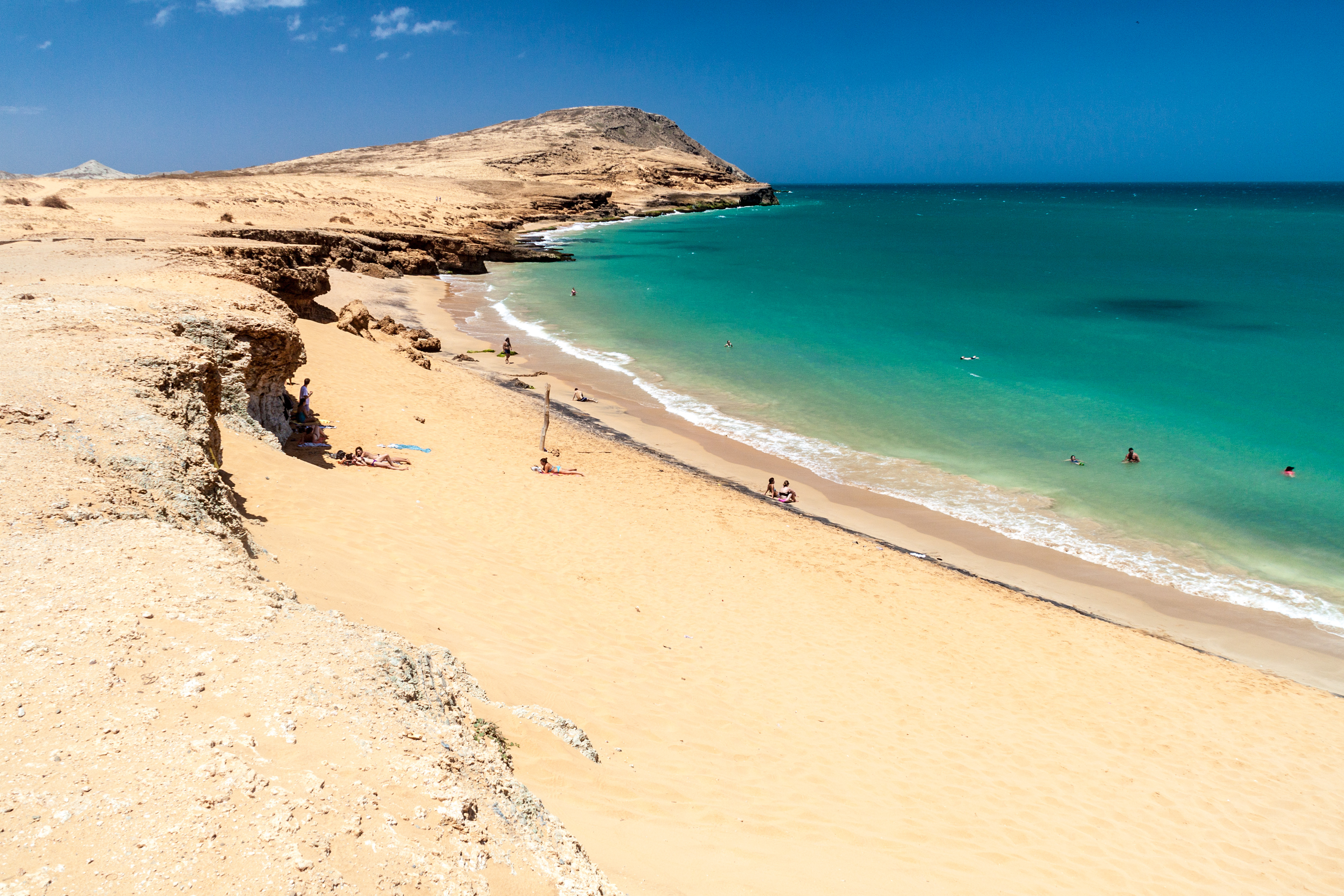 Cuáles son las playas más cercanas a Medellín y cómo llegar a ellas en bus?