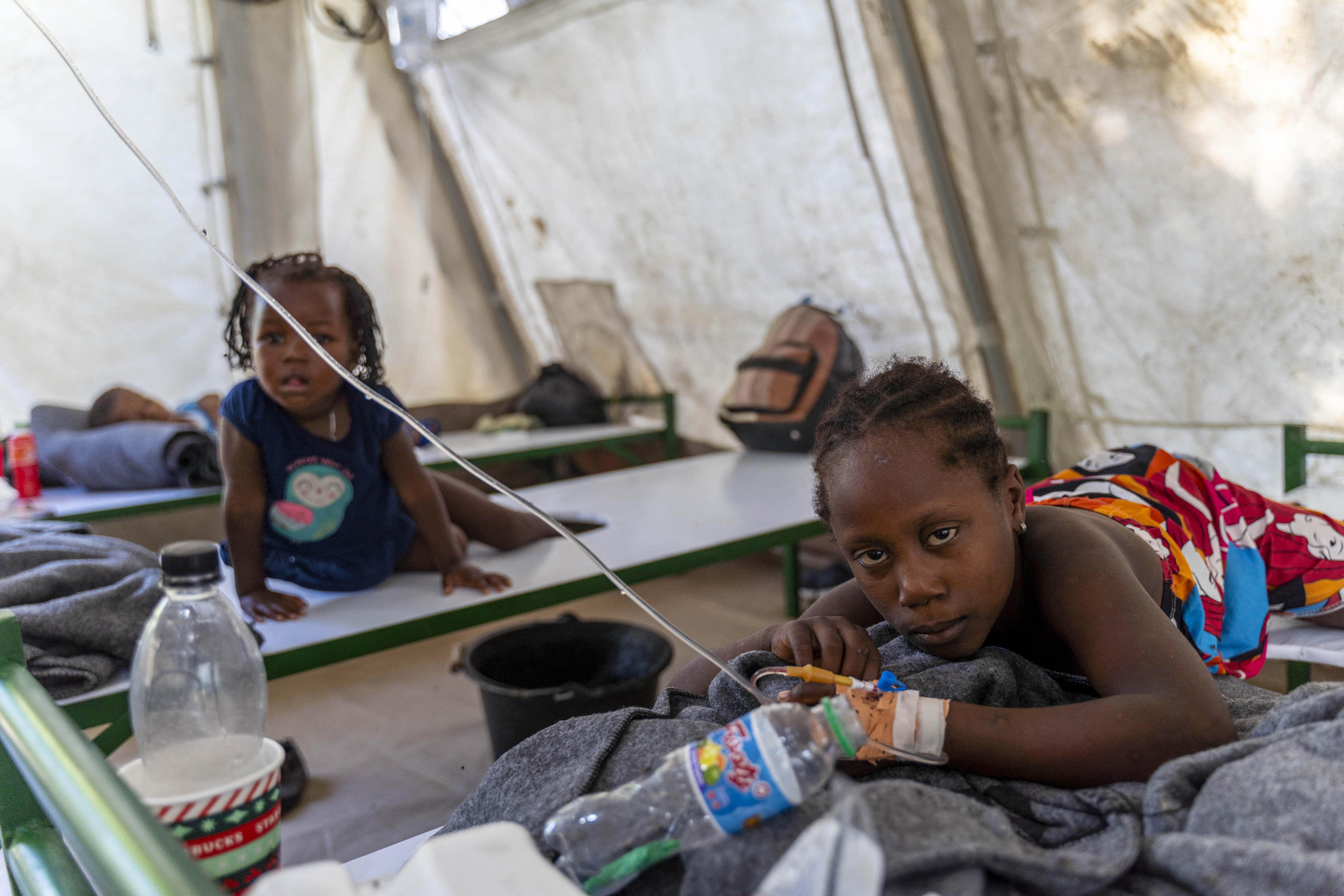 Niños que muestran síntomas de cólera reciben tratamiento en una clínica administrada por Médicos Sin Fronteras en Cit  Soleil, una comuna densamente poblada de Port-au-Prince, Haití, el 7 de octubre de 2022. - Naciones Unidas advirtió el jueves sobre una posible explosión de casos de cólera en un Haití asolado por la crisis.
Haití anunció el domingo sus primeros casos de cólera en tres años, con siete personas muertas por la enfermedad.
Se han confirmado once casos y hay otros 111 casos sospechosos, pero las cifras reales podrían ser mucho más altas, dijo Ulrika Richardson, residente de la ONU y coordinadora humanitaria para Haití. (Foto de Richard Pierrin / AFP)