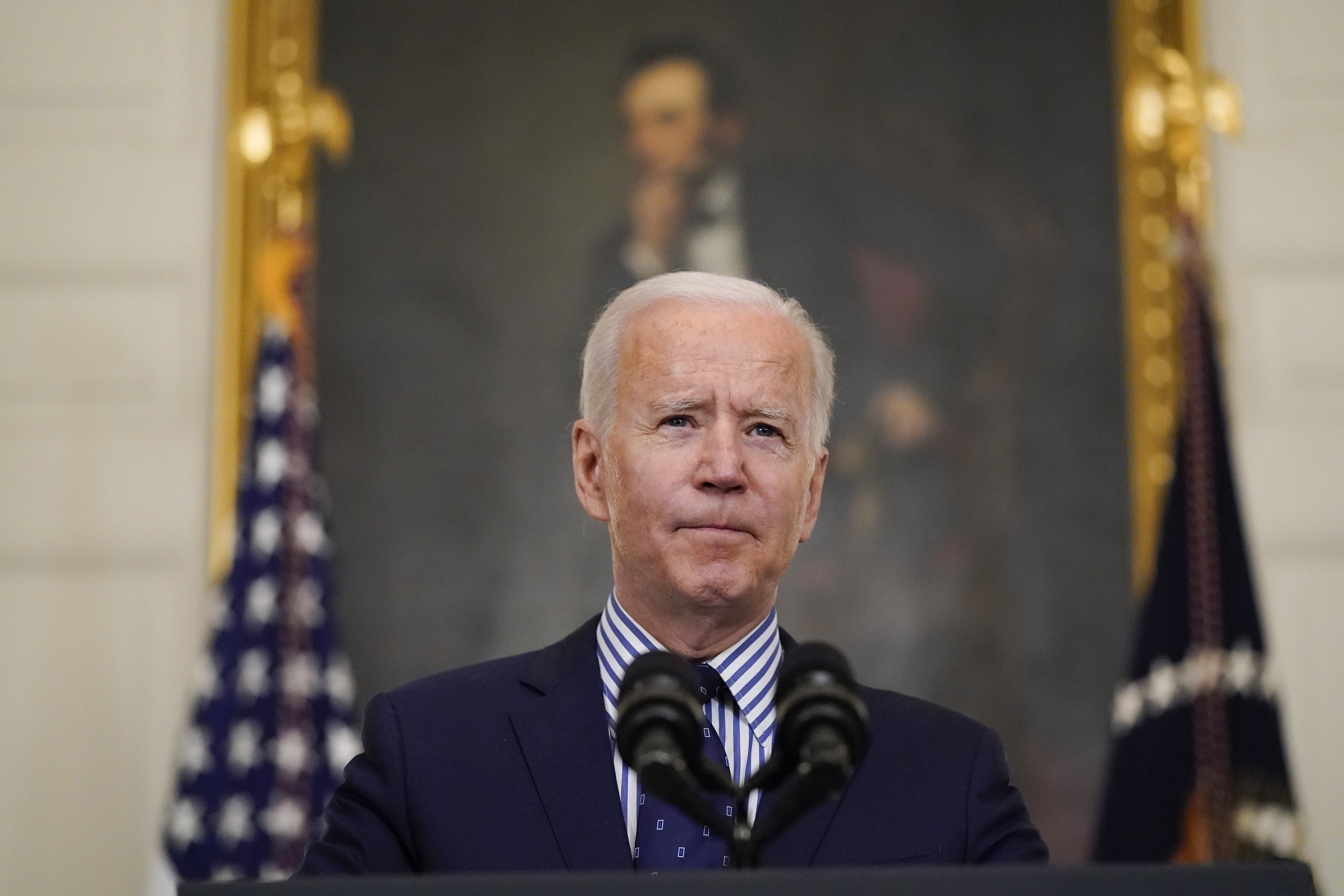 Equipo de Joe Biden retira a periodistas después de hacerle preguntas sobre la frontera