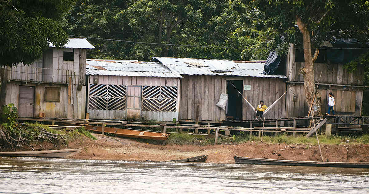 La oficina de Marcos Mera, comerciante, es el río Putumayo, que navega todos los días transportando mercancía.