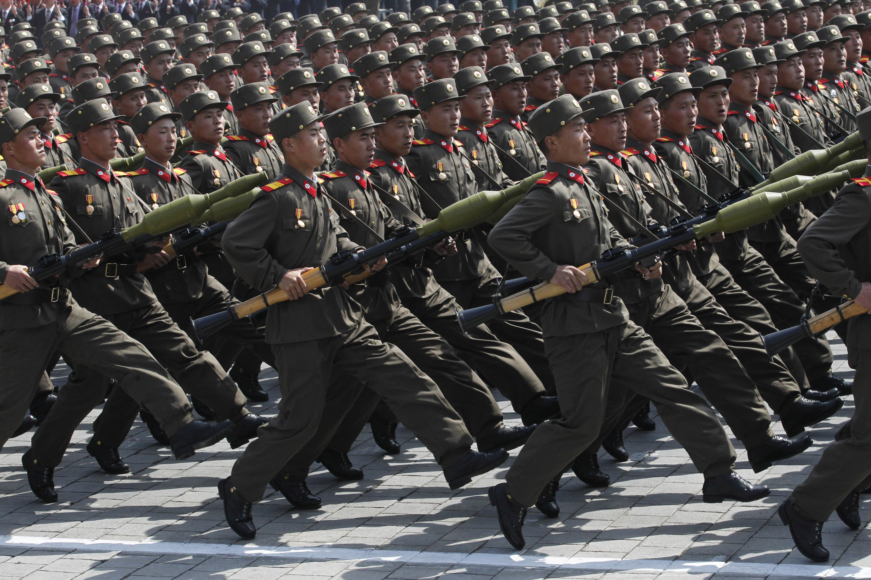 Soldados norcoreanos marchan durante un desfile militar en la Plaza Kim Il Sung por los 100 años del natalicio del fundador norcoreano Kim Il Sung, el 15 de abril de 2012 en Pyongyang, Corea del Norte. (AP Foto/Ng Han Guan, Archivo)
