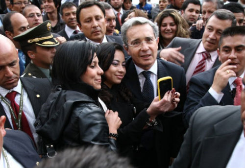 Después de salir del congreso de la frustrada versión libre por las “chuzadas”, el ex presidente, Álvaro Uribe se dio un septimazo. Aquellos que pudieron no desaprovecharon la ocasión para retratarse junto con el exmandatario, que indiscutiblemente continúa moviendo masas.