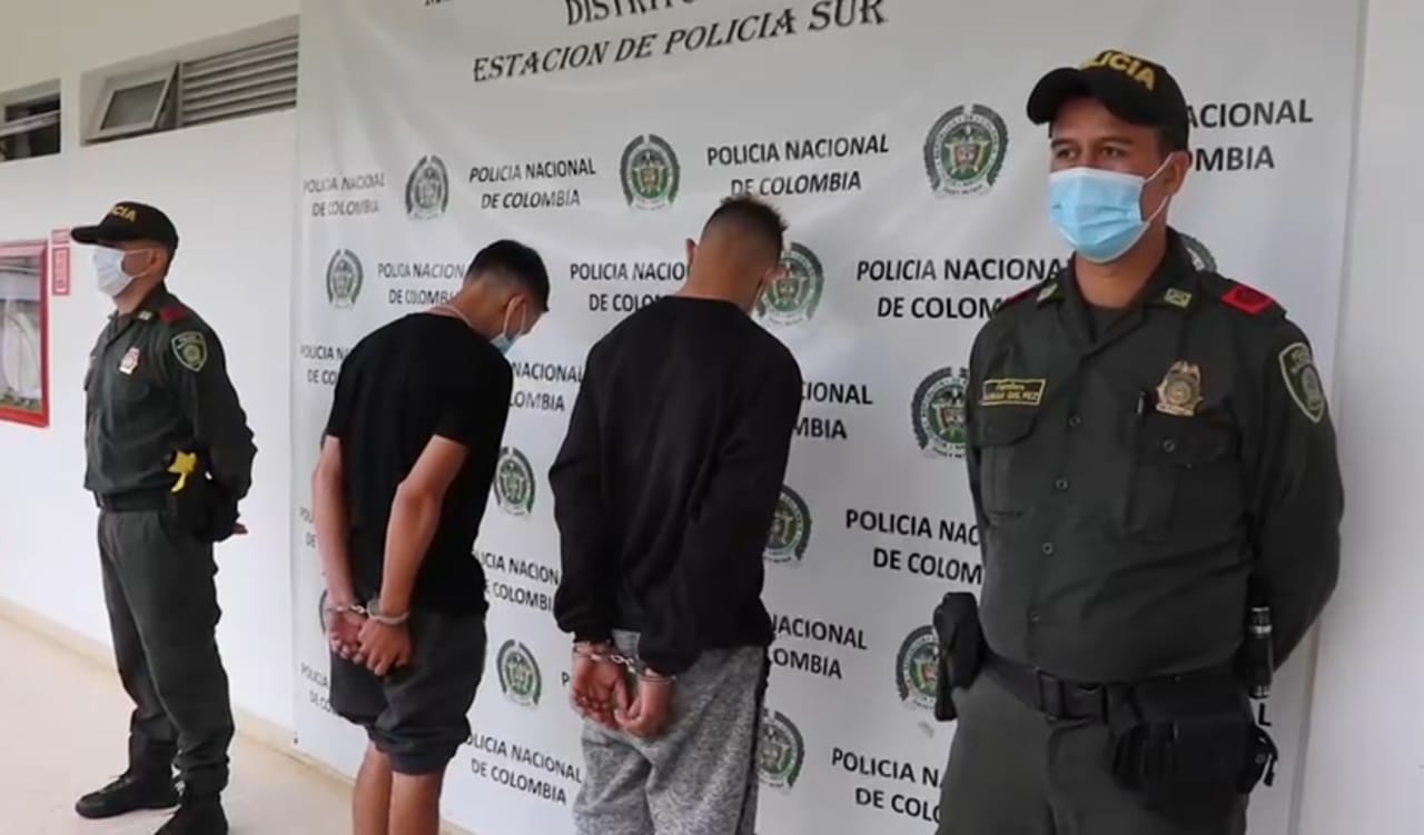 Los dos hombres fueron capturados luego de robarle el celular a una mujer.