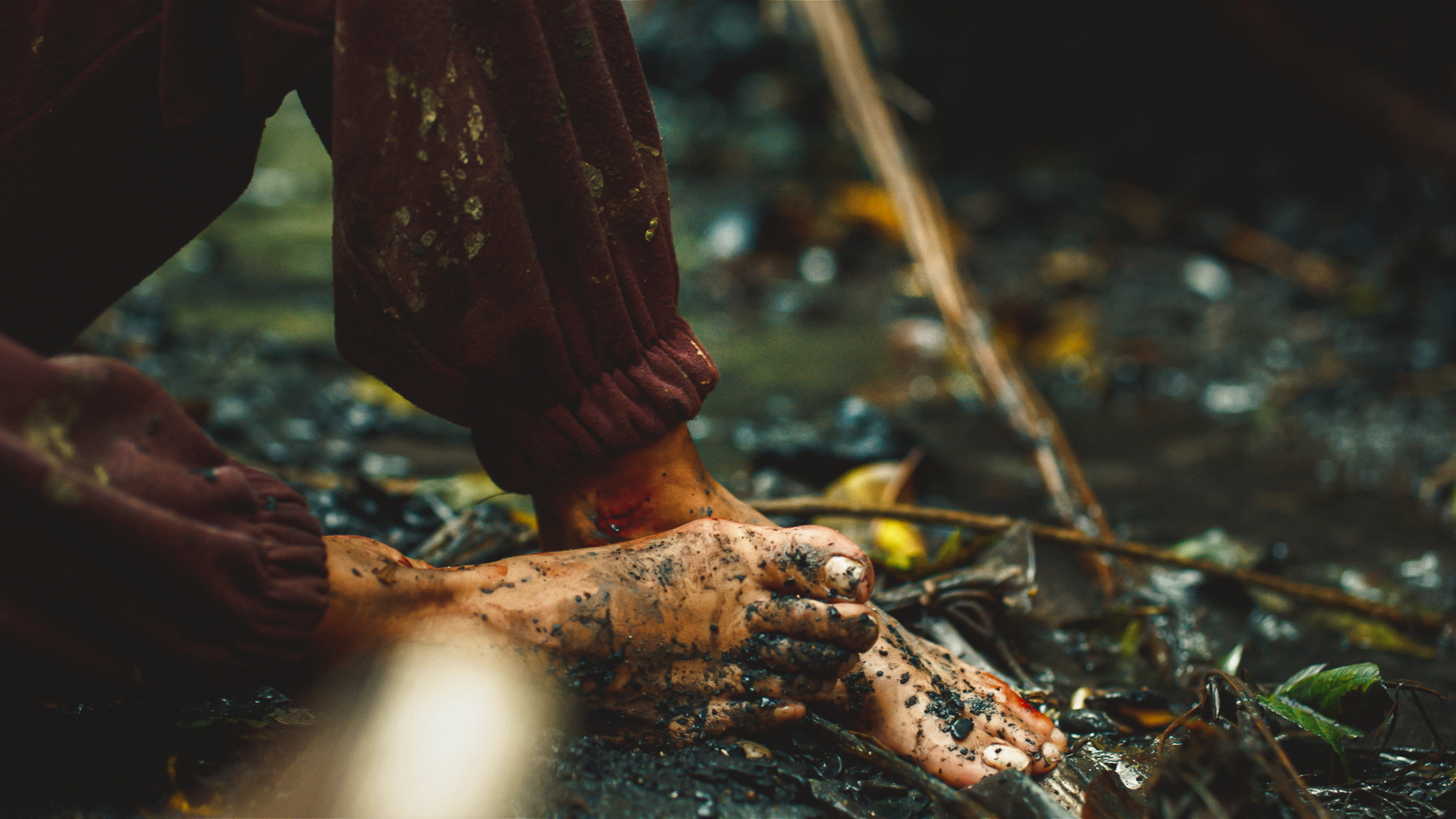 Los pies de Diana Turbay (interpretada con mucho corazón por Majida Issa), en un plano doloroso y diciente.