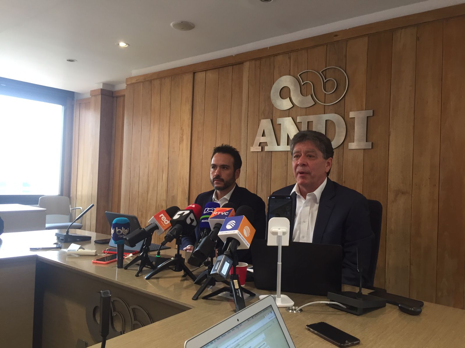 Mauricio Orozco, gerente de Invamer, y Bruce Mac Master, presidente de la Andi.