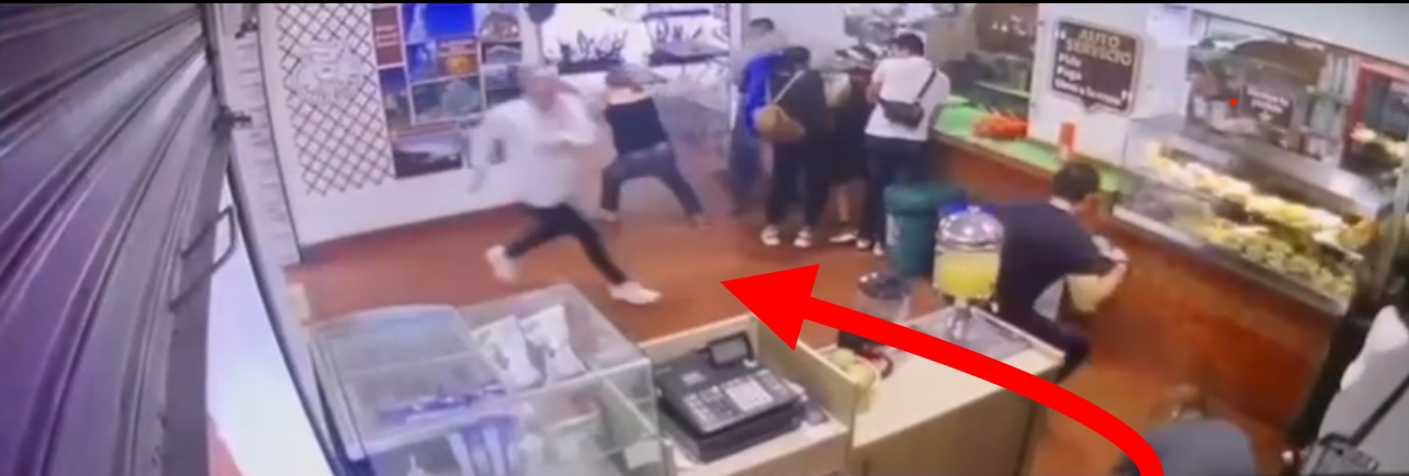 Jaime Vásquez, de camisa blanca corre al ver que el sicario se acerca violentamente para dispararle.