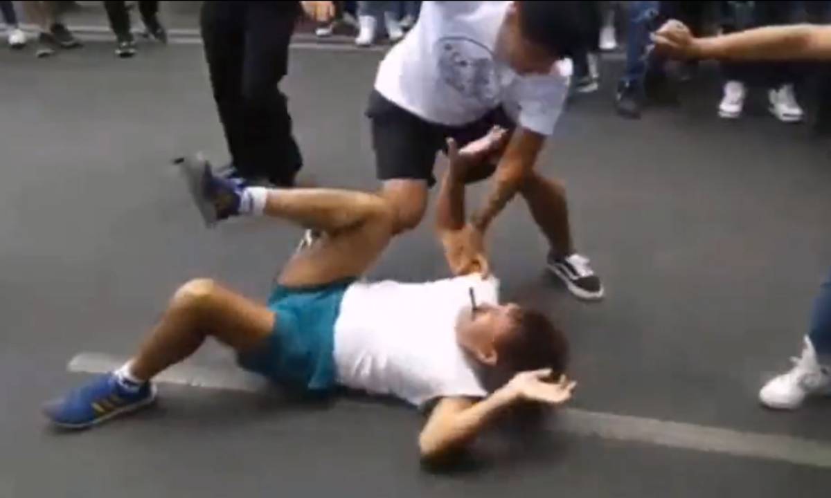 Según internautas, el profesor envuelto en la pelea es conocido como "el Peters", y es acusado de malas prácticas y desempeño docente.