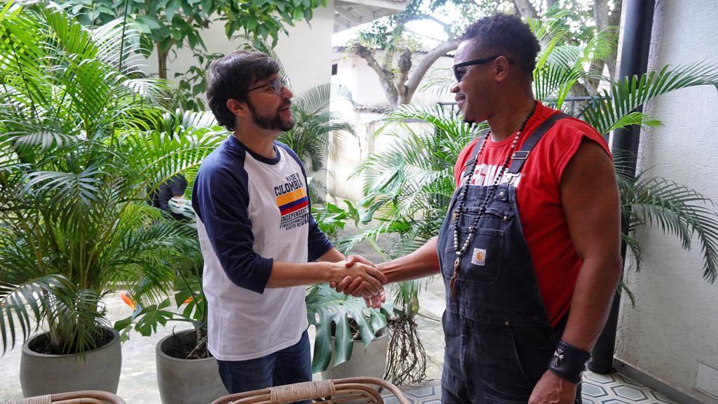 A la izquierda el alcalde de Barranquilla, Jaime Pumarejo y a la derecha el actor Cuba Gooding Jr.