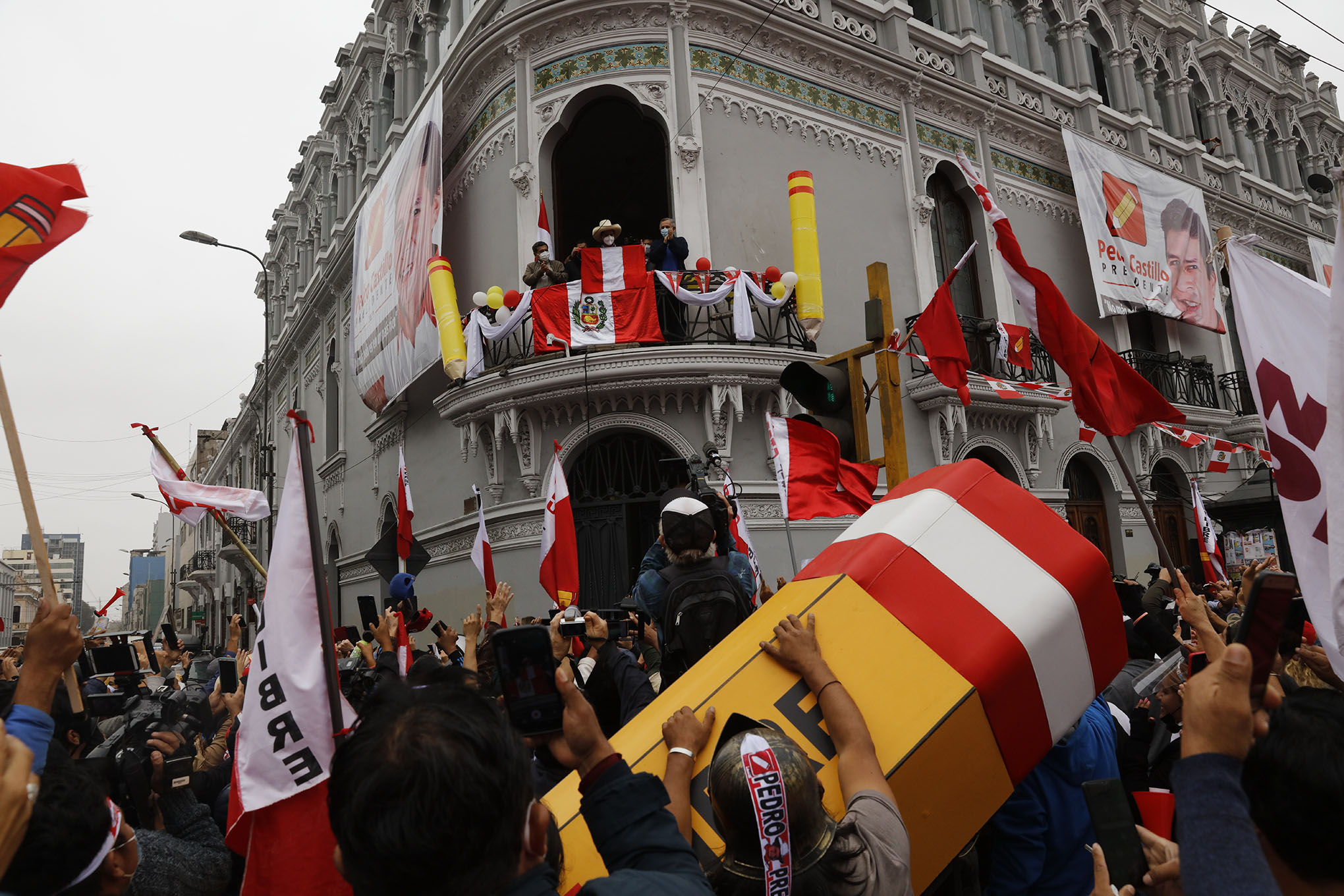 El candidato presidencial Pedro Castillo mira a los partidarios desde el balcón de la sede de su campaña mientras celebran resultados parciales en Lima, Perú, el lunes 7 de junio de 2021, el día después de la segunda vuelta de las elecciones. La maestra rural convertida en novicia política y Keiko Fujimori, hija de un expresidente encarcelado, intercambiaron el liderazgo en una reñida carrera por la presidencia de Perú. Foto AP / Guadalupe Pardo.