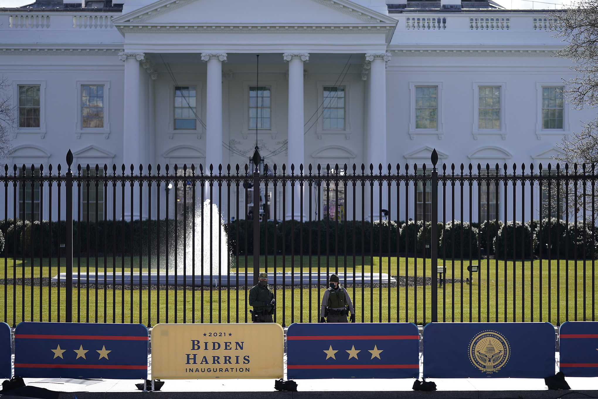 Un equipo de seguridad patrulla frente a la Casa Blanca mientras continúan los preparativos antes de la ceremonia de toma de posesión del presidente electo Joe Biden, el martes 19 de enero de 2021, en Washington. (Foto AP / David Phillip)