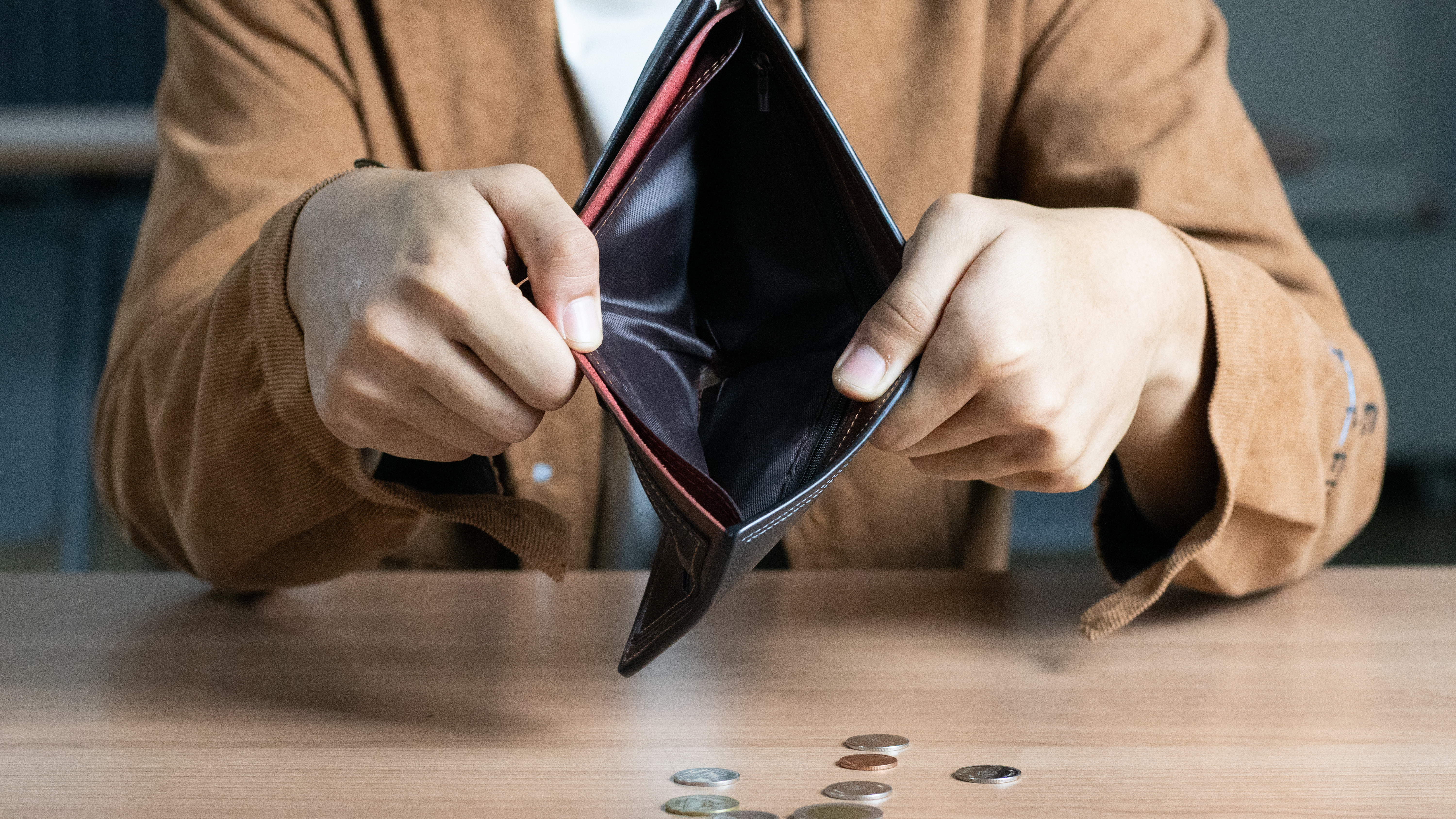 La falta de dinero puede dificultar la capacidad de satisfacer necesidades básicas.