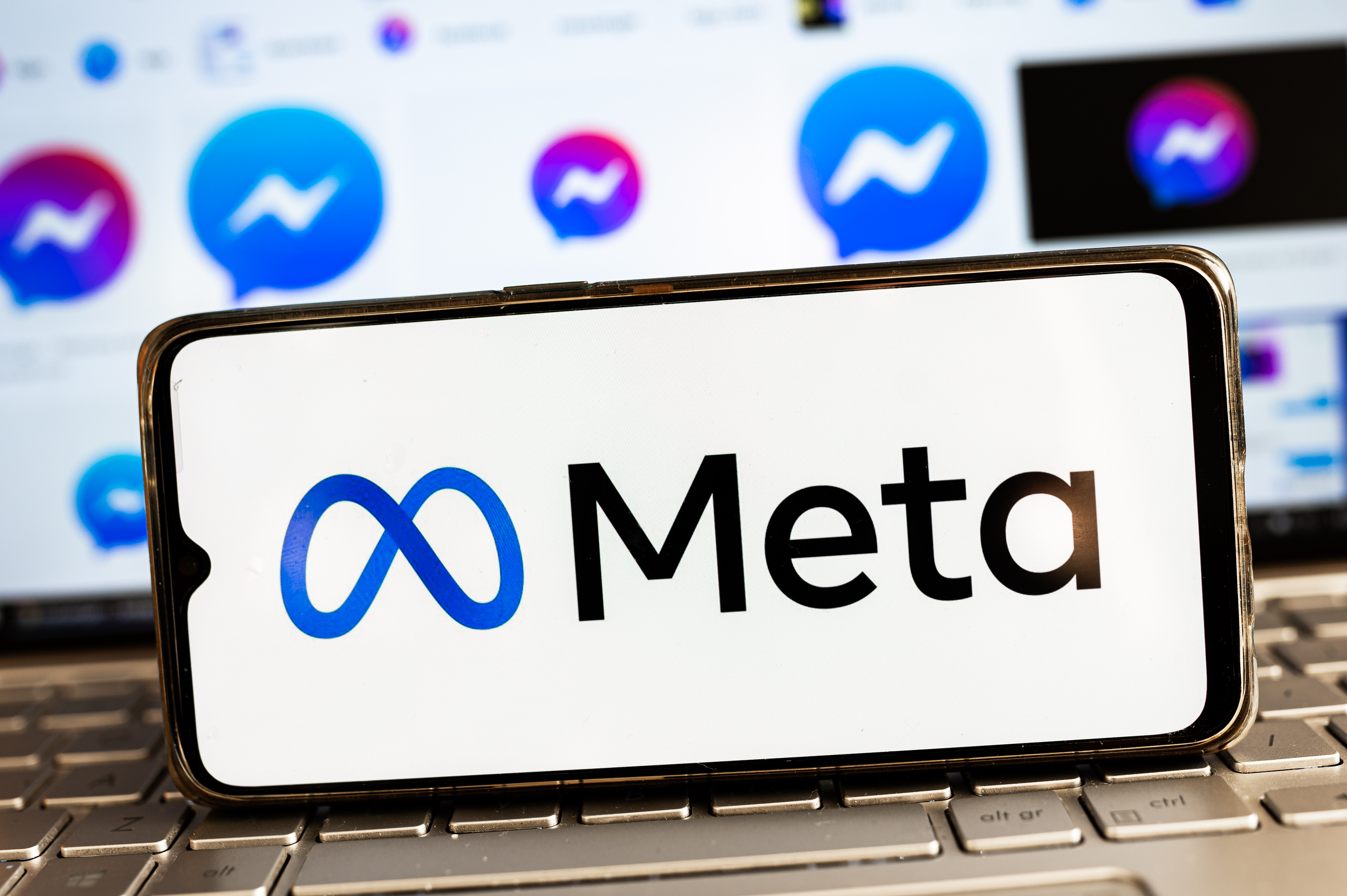 POLONIA - 2021/11/01: En esta ilustración fotográfica, se ve un logotipo Meta mostrado en un teléfono inteligente.Facebook cambia de nombre a Meta en su principal cambio de marca. (Ilustración fotográfica de Mateusz Slodkowski / SOPA Images / LightRocket a través de Getty Images)