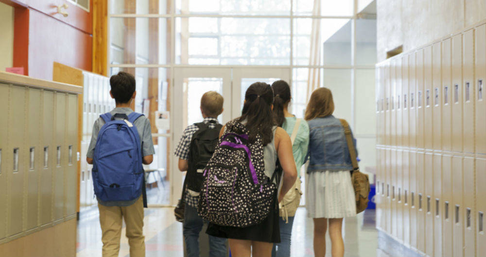 Los niños en edad escolar, y principalmente los que tienen entre 6 y 7 años, no deberían cargar maletas con más de dos kilos.