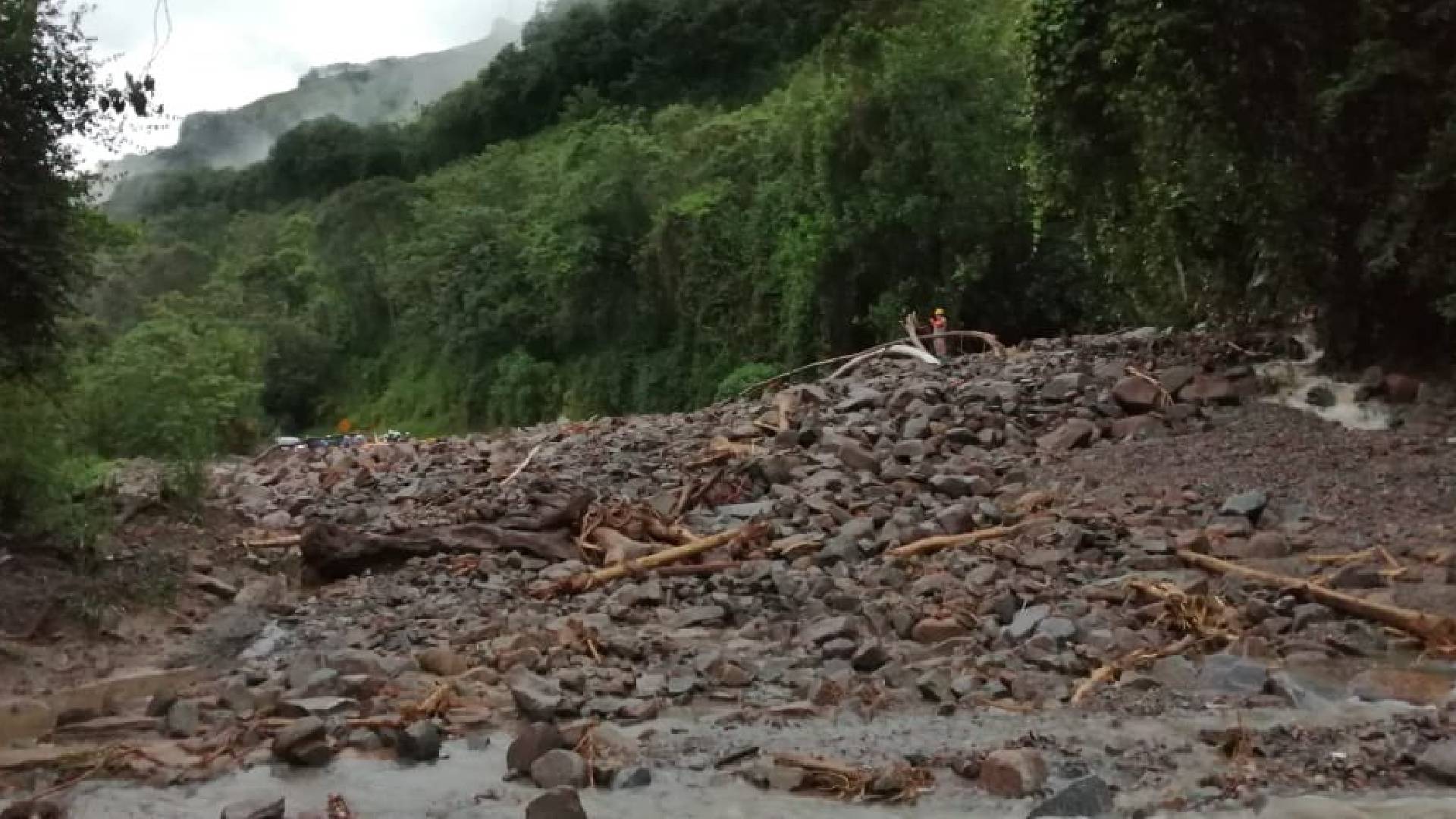 El deslizamiento de tierra generó pérdida de contención en el sistema de transporte de combustibles Medellín-Cartago.