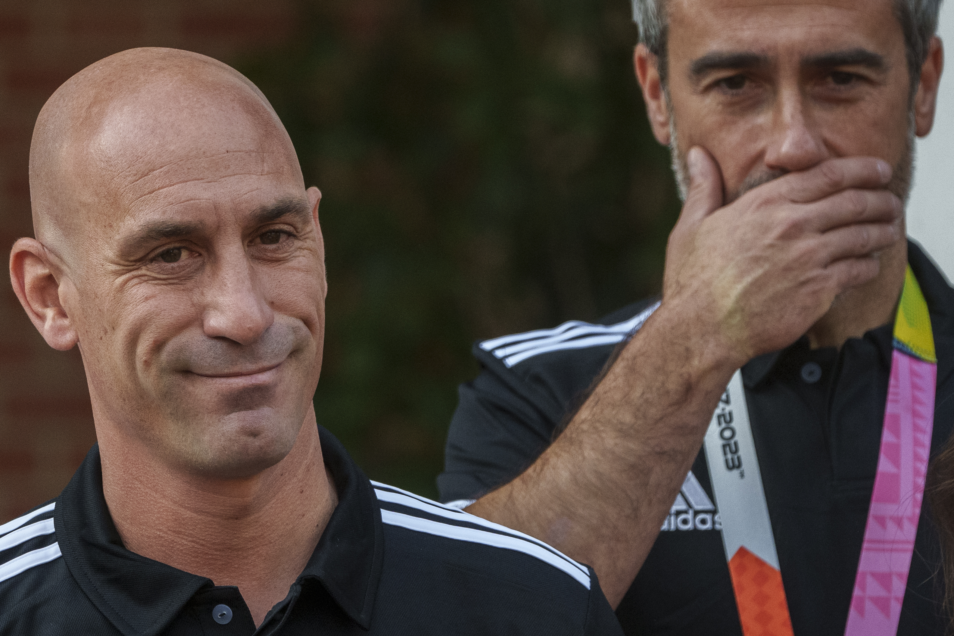 El presidente de la federación española de fútbol, Luis Rubiales, izquierda, junto al entrenador de España, Jorge Vilda, después de su victoria en la Copa Mundial en el Palacio de La Moncloa en Madrid, España, el martes 22 de agosto de 2023. Momentos después de que España ganara la Copa Mundial Femenina, El hombre que dirige la federación nacional de fútbol del país desvió cierta atención no deseada de los jugadores que celebraban. Las críticas del gobierno español y del mundo del fútbol llovieron el lunes sobre Luis Rubiales por su conducta inapropiada mientras disfrutaba de la victoria de España por 1-0 sobre Inglaterra en la final del domingo en Sydney, Australia. (Foto AP/Manu Fernández)