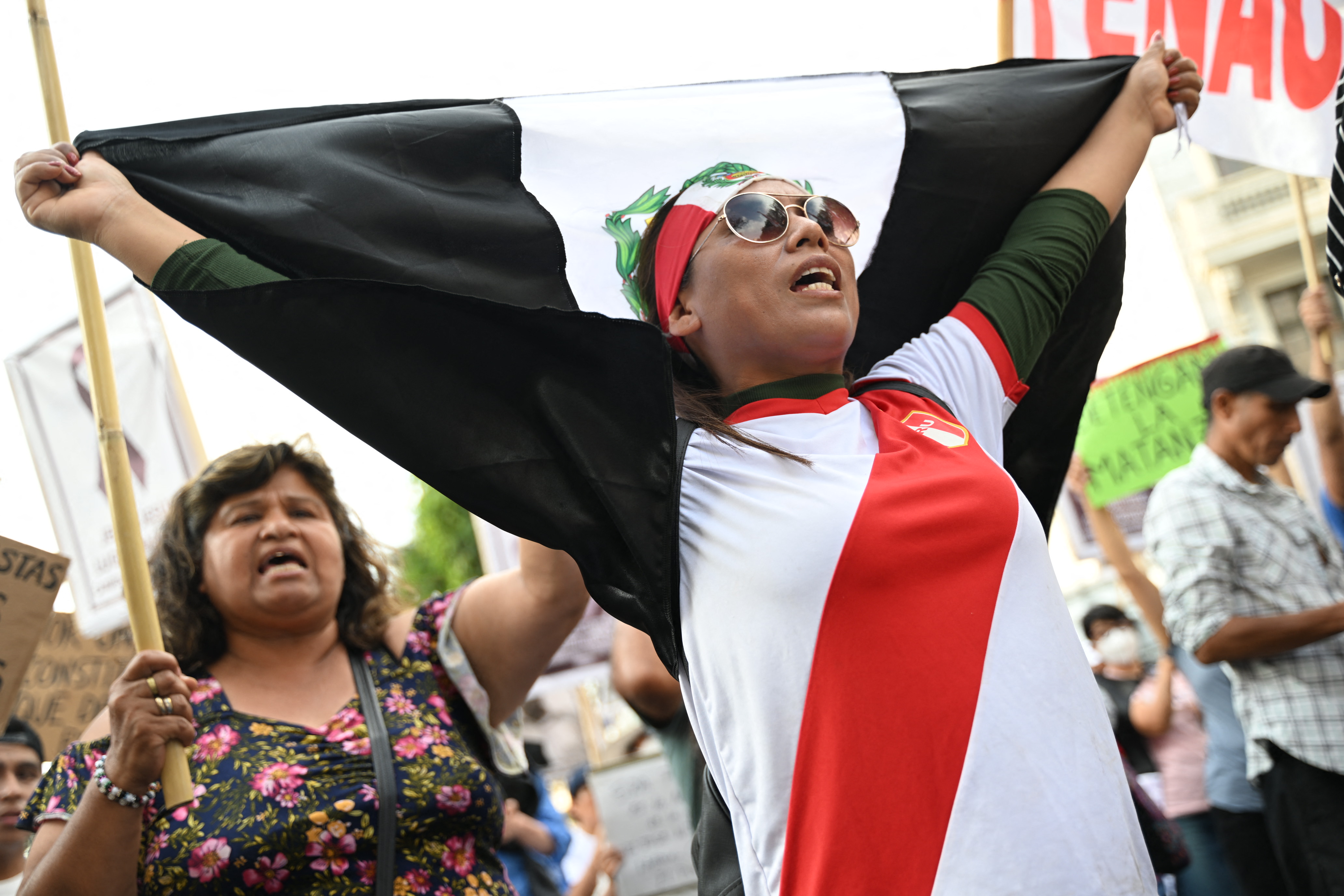 Milas de peruanos reclaman que no se les ha respetado su derecho a elegir presidente. Foto: AFP.