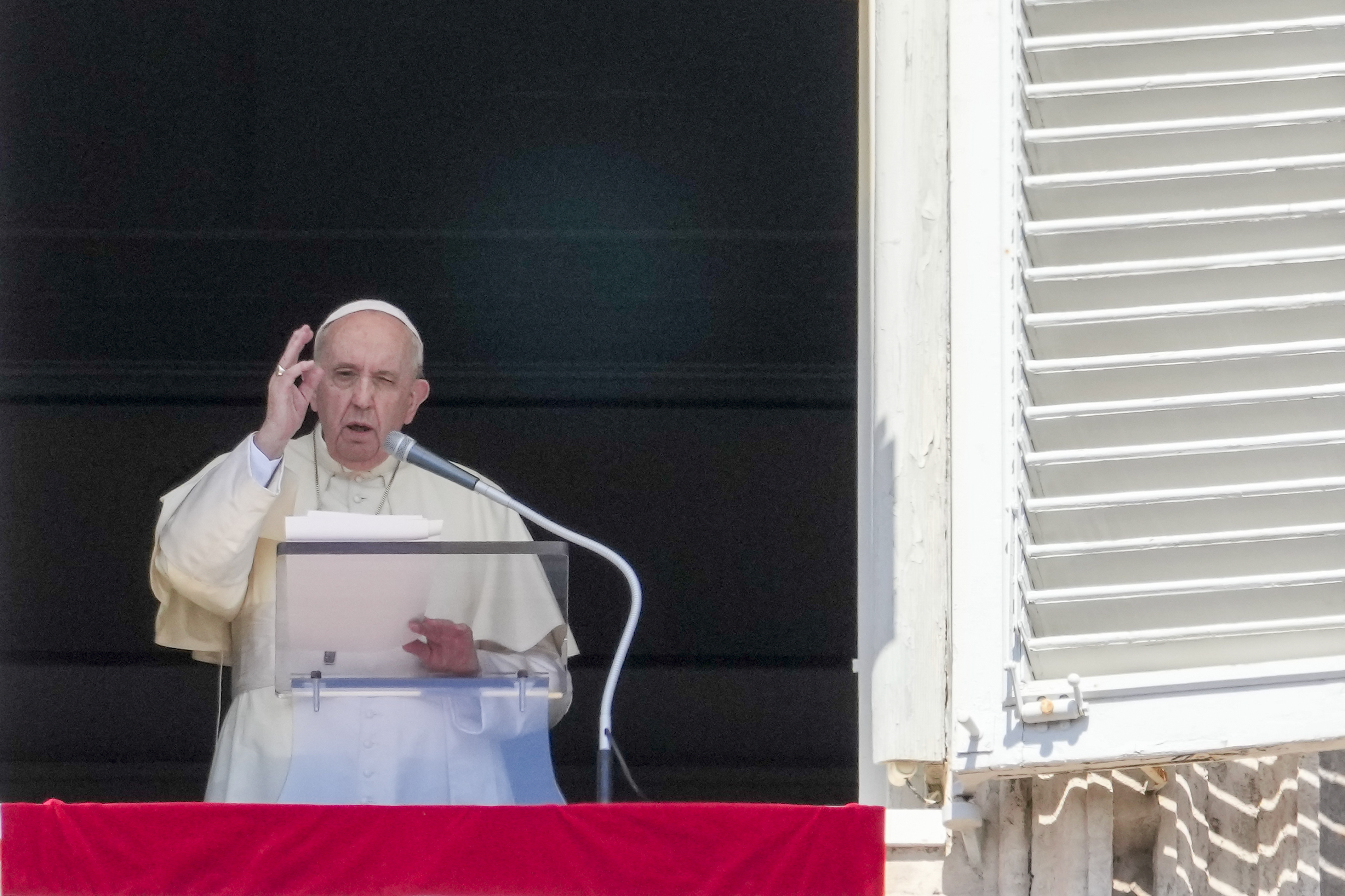 El papa Francisco da la bendición desde la ventana de su estudio que da hacia la Plaza de San Pedro, en el Vaticano, el 5 de septiembre de 2021. (AP Foto/Andrew Medichini)