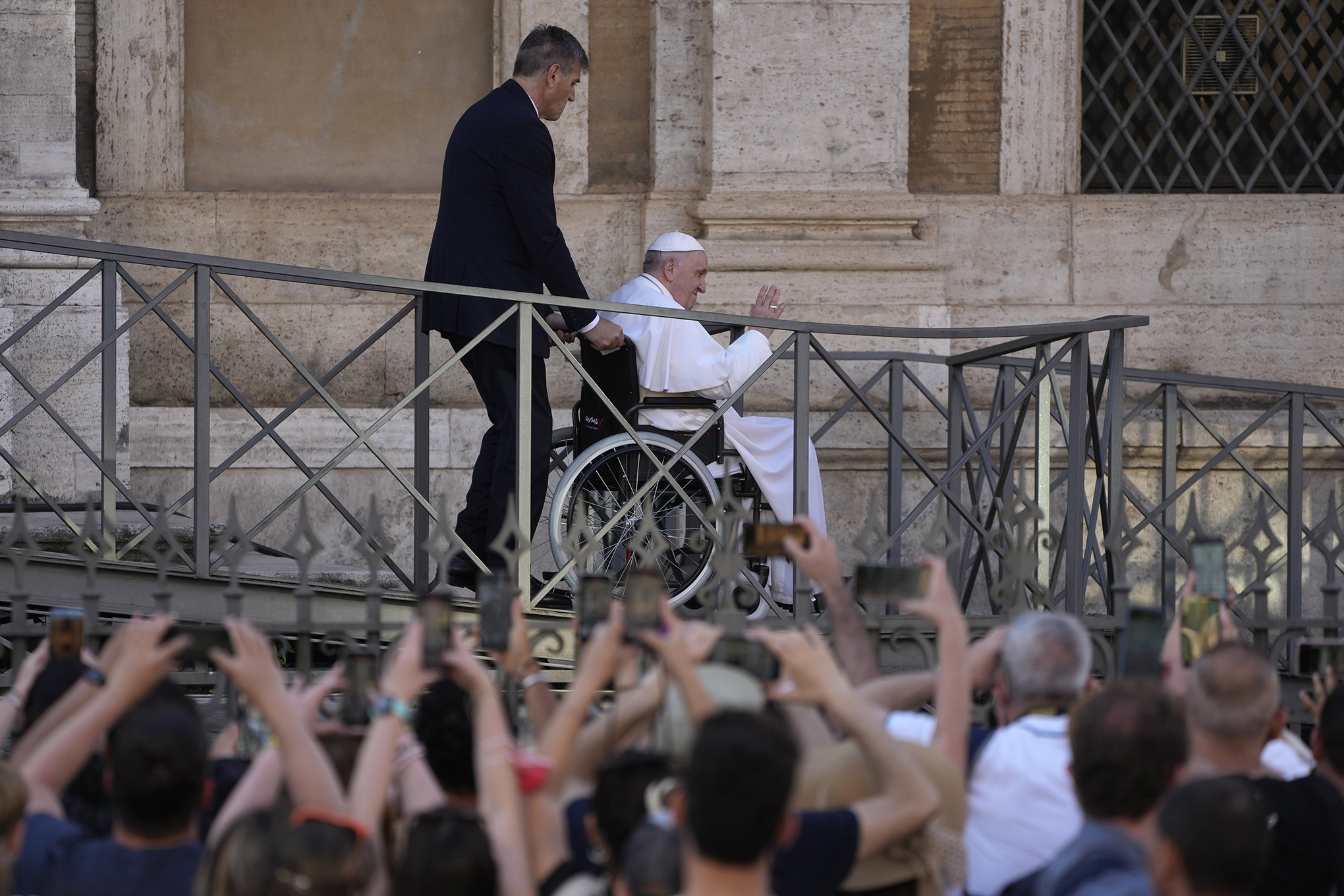 El Papa Francisco saluda a los fieles al salir de la Basílica de Santa María la Mayor después de participar en el rezo del rosario por la paz, en Roma, el martes 31 de mayo de 2022. Foto AP/Gregorio Borgia