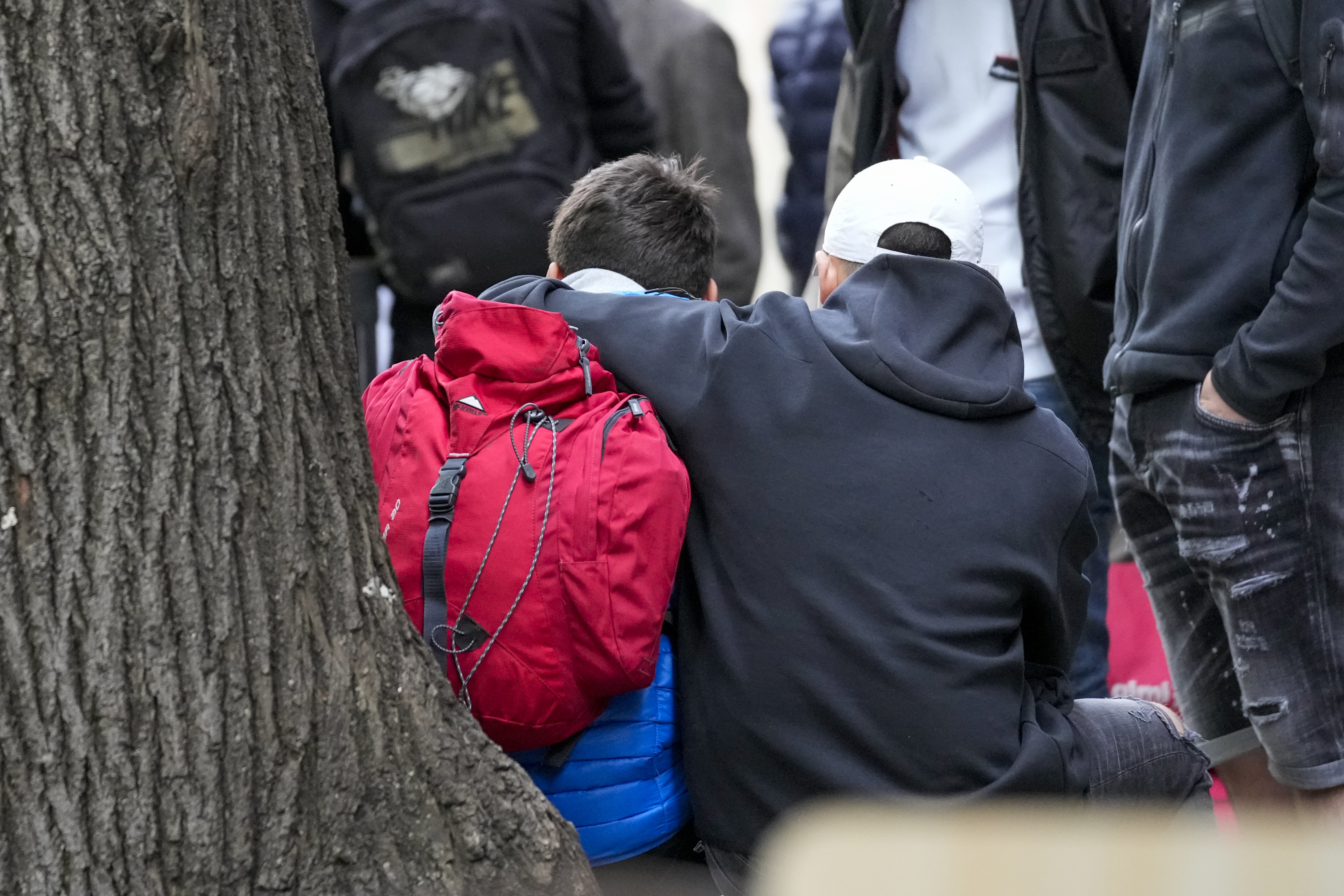 Niños esperan frente a la escuela Vladislav Ribnikar tras un tiroteo en Belgrado, Serbia, el miércoles 3 de mayo de 2023. (AP Foto/Darko Vojinovic)