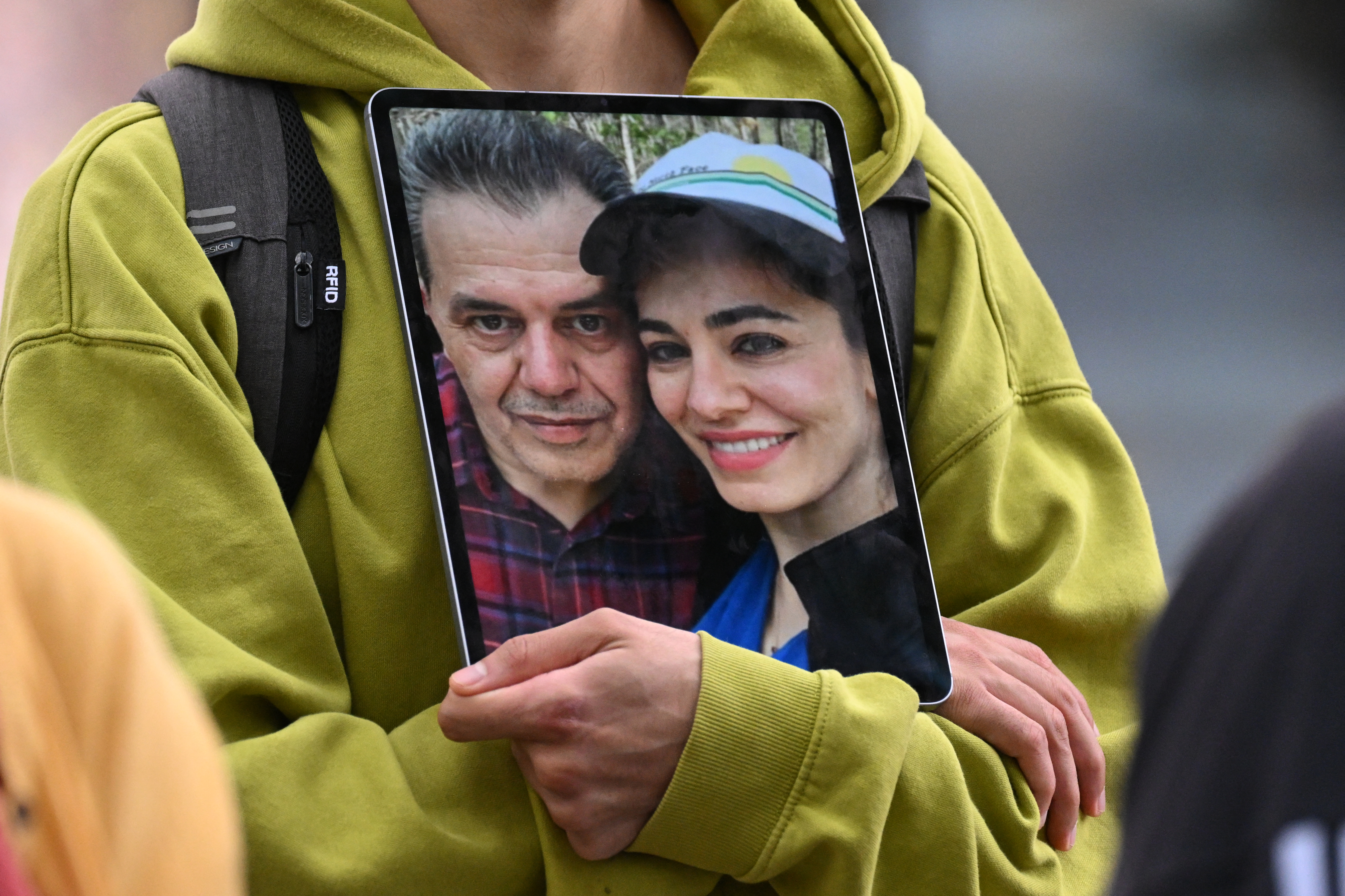 (FILES) A demonstrator holds a picture of Iranian-German Jamshid Sharmahd (L), who has been sentenced to death in Iran, with his daughter Gazelle Sharmahd during a demonstration for his release in front of the German Foreign Ministry in Berlin on July 31, 2023. The daughter of a German citizen of Iranian descent who was sentenced to death by Tehran pleaded August 22, 2023 for the United States and Germany to act urgently to save him. (Photo by INA FASSBENDER / AFP)