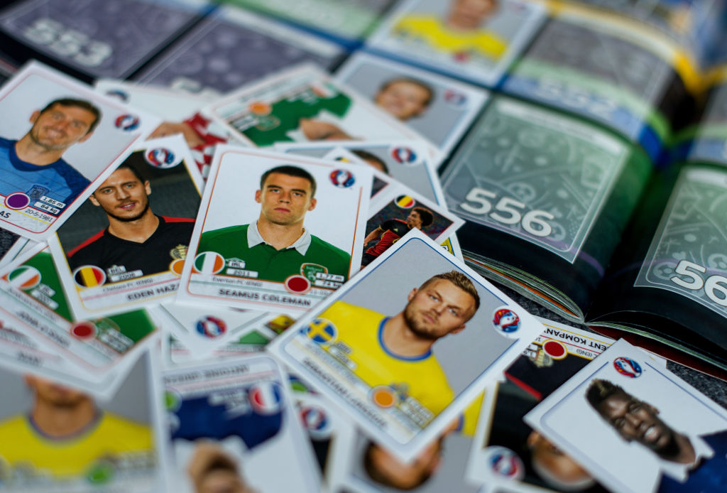 Foto de referencia sobre las láminas de Panini (Foto de Sebastian Gollnow/picture alliance via Getty Images)