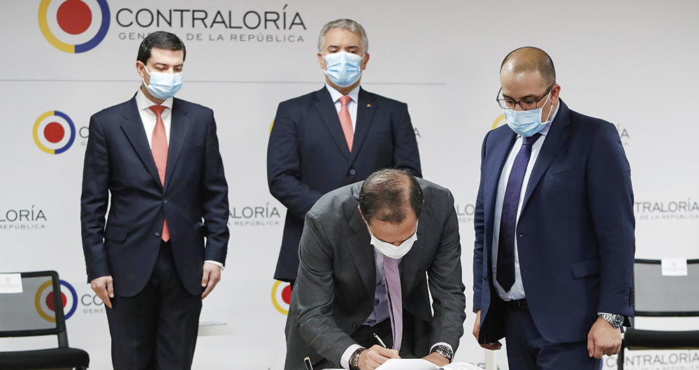     Con el compromiso de pagar 983,8 millones de dólares (unos 3,9 billones de pesos, teniendo en cuenta la tasa de cambio actual), se logró un acuerdo con la aseguradora Mapfre para destrabar el proyecto eléctrico de Hidroituango. El pacto alcanzado es de punto final, lo que implica que ni EPM puede reclamar más dinero, ni Mapfre pedir ningún tipo de devoluciones. Se firmó en compañía del contralor y del presidente Duque.