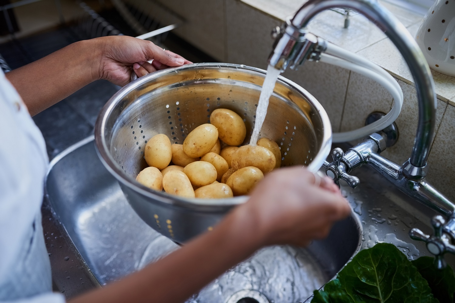 Comiendo papa con arcilla en una comunidad indígena cerca de