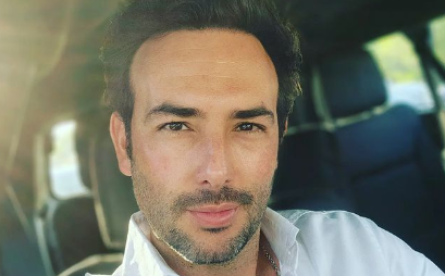 Uno de los gustos del actor son los carros y las motos.