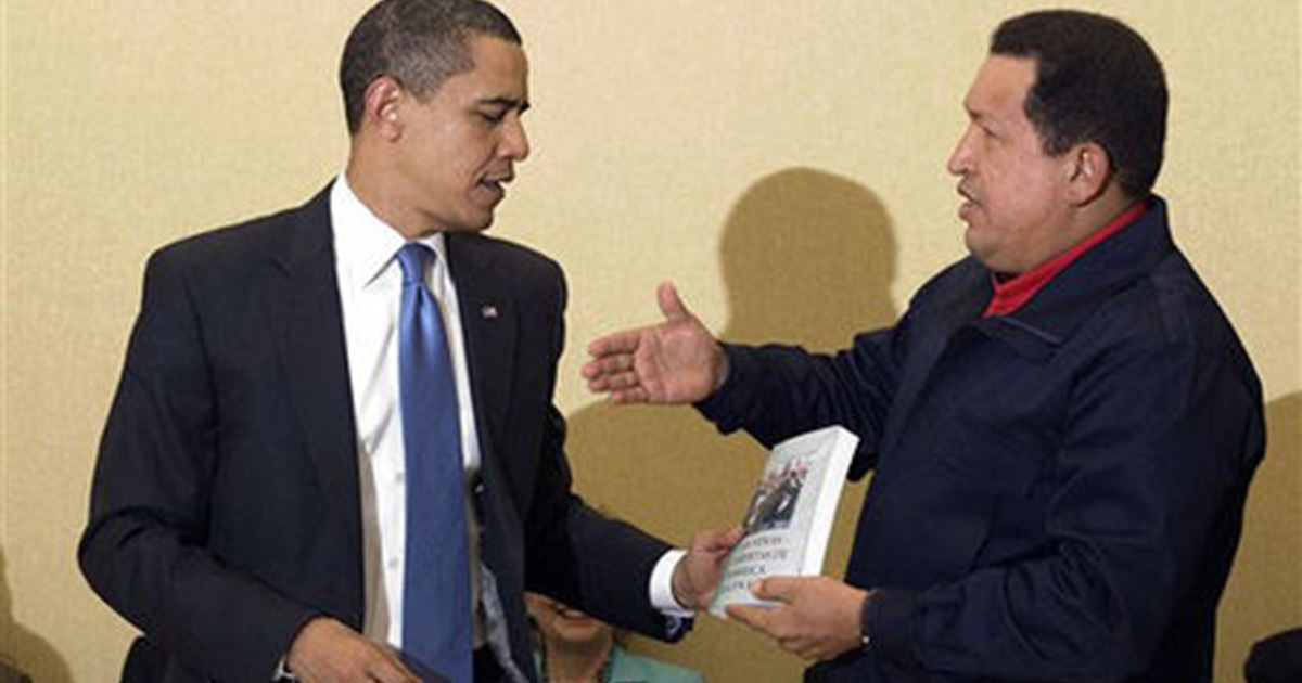 El día que Chávez le regaló 'Las venas abiertas de América Latina' a Obama