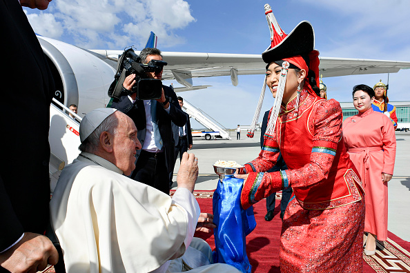 El Papa Francisco es recibido con "Aaruul" (yogur hervido elaborado con leche de vaca, yaks y camellos, y que simboliza la cultura nómada del pueblo mongol ) cuando llega al aeropuerto internacional Chinggis Khaan de Ulán Bator el 1 de septiembre de 2023 en Ulán Bator, Mongolia. Según el Vaticano, el viaje es el 43º viaje apostólico del Papa Francisco al extranjero y el 61º país visitado como Papa. (Foto de Vatican Media vía Vatican Pool/Getty Images)