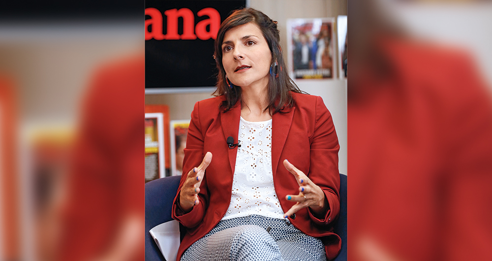 La ministra de Minas, Irene Vélez, justificó el haber eliminado a su esposo del reporte por un “error de digitación”.