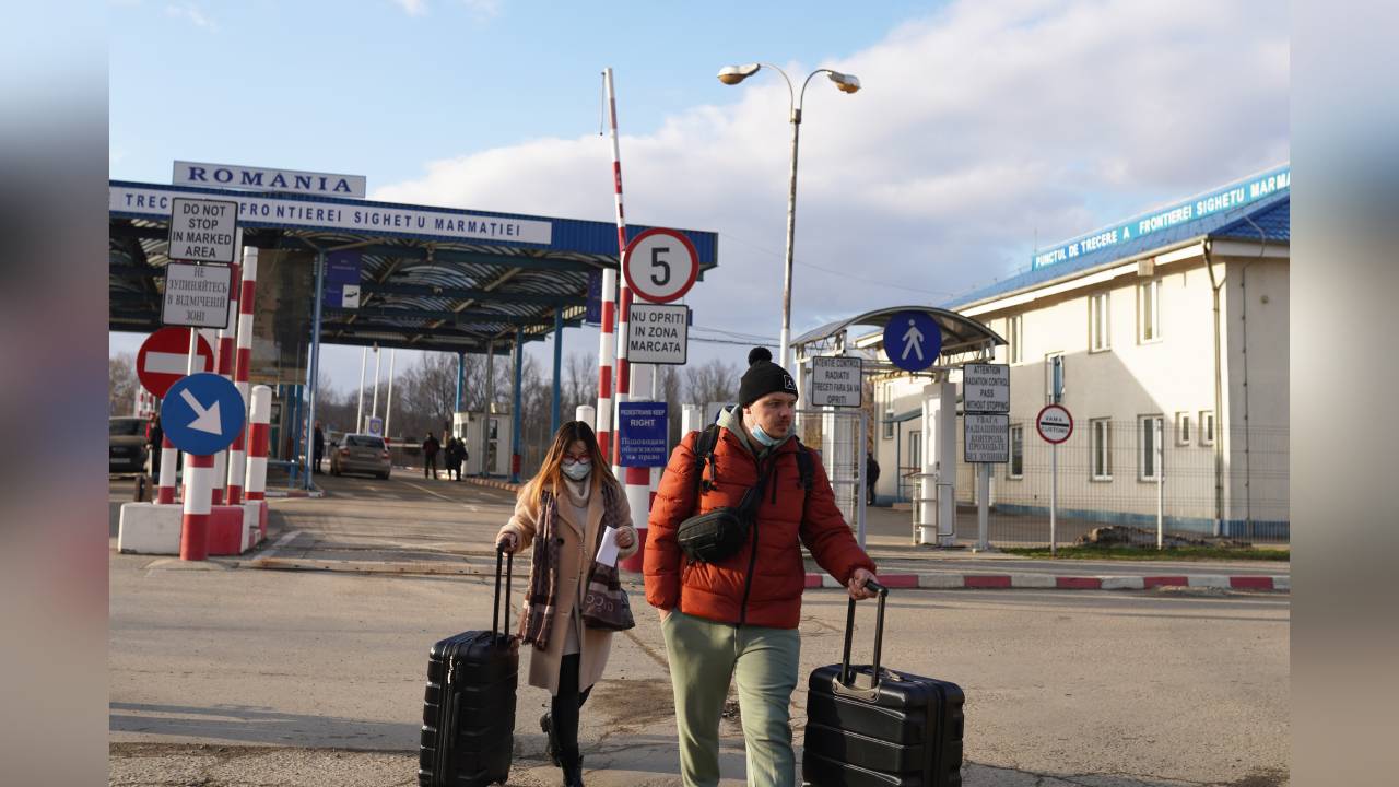 Personas entran en Rumanía, tras haber cruzado desde Ucrania, el 24 de febrero de 2022 en Sighetu Marmatiei, Rumanía. Durante la noche, Rusia comenzó un ataque a gran escala contra Ucrania. Foto: Andreea Campeanu/Getty Images.