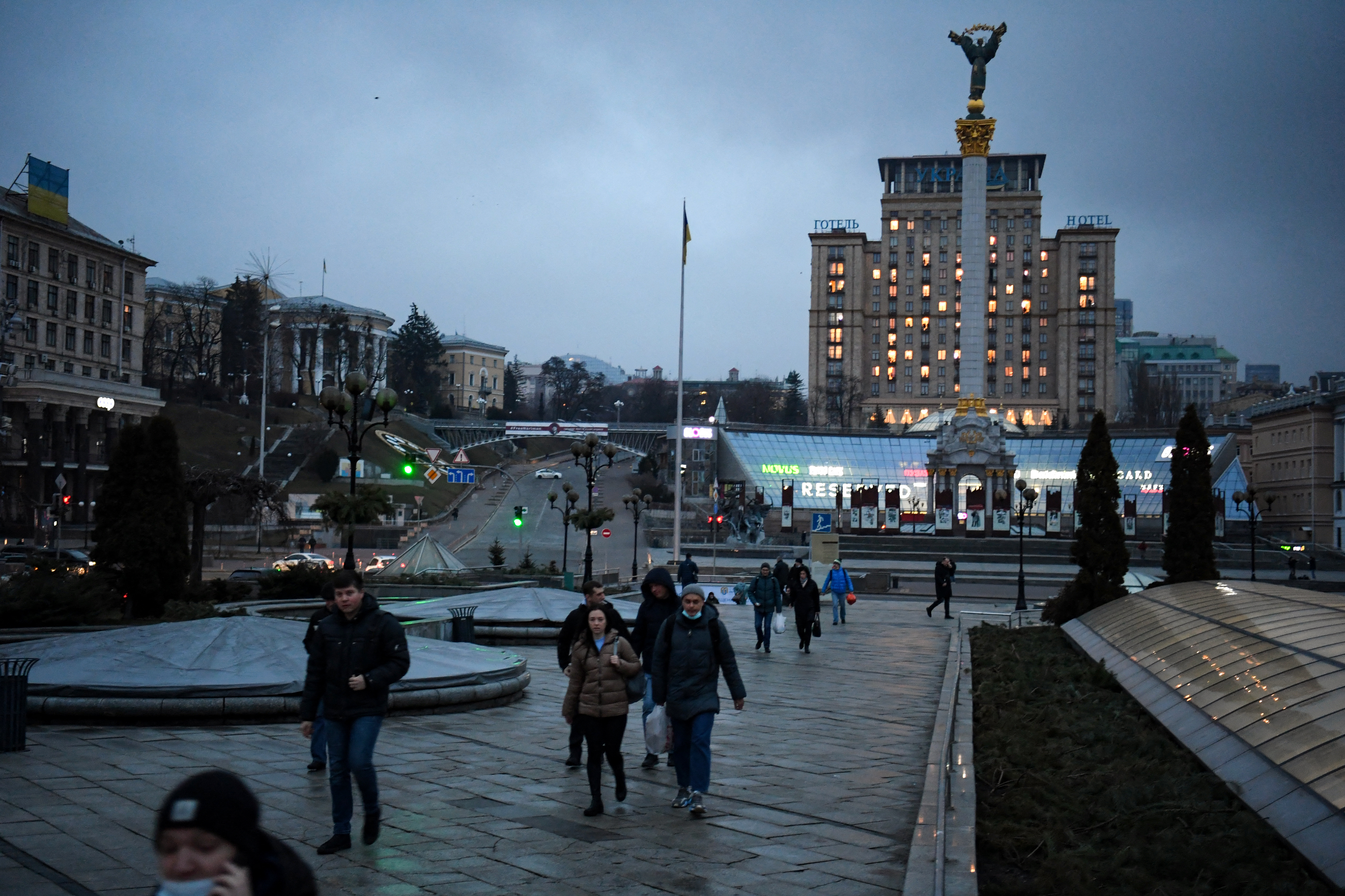 La gente camina en el centro de Kiev frente al Monumento a la Independencia a primera hora del 24 de febrero de 2022. - El presidente ruso, Vladimir Putin, anunció el jueves una operación militar en Ucrania y poco después se escucharon explosiones en todo el país y su ministro de Relaciones Exteriores advirtió una "invasión a gran escala". "estaba en marcha.(Photo by Daniel LEAL / AFP)