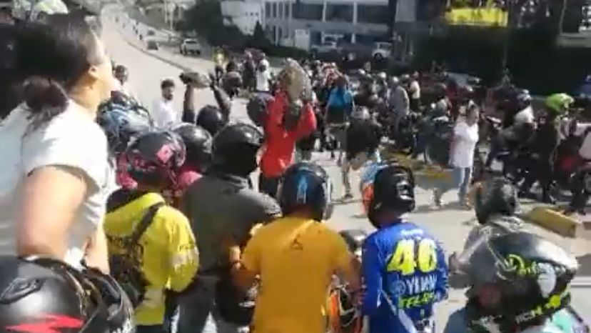 Motociclistas rechazan polémica muerte de un joven que transitaba por un puesto de control.