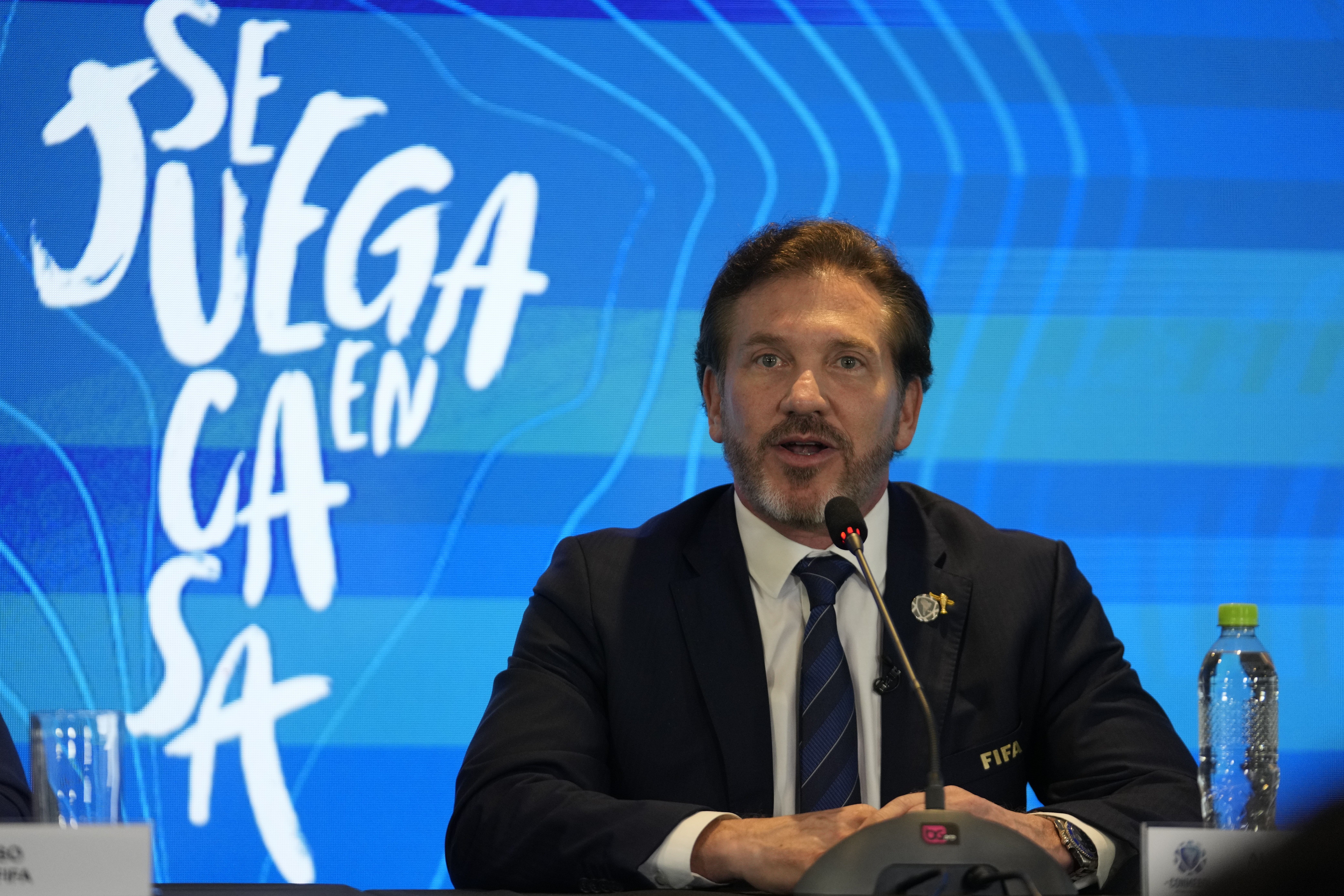 El presidente de la Conmebol, Alejandro Domínguez, da una conferencia de prensa en Luque, Paraguay, el miércoles 4 de octubre de 2023. Domínguez anunció que algunos de los partidos del torneo de fútbol del Mundial 2030 se jugarán en Argentina, Uruguay y Paraguay. (Foto AP/Jorge Sáenz)