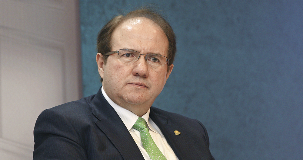 Leonidas bustos. El expresidente de la corte está supuestamente en Canadá. Su caso sigue en el Congreso.