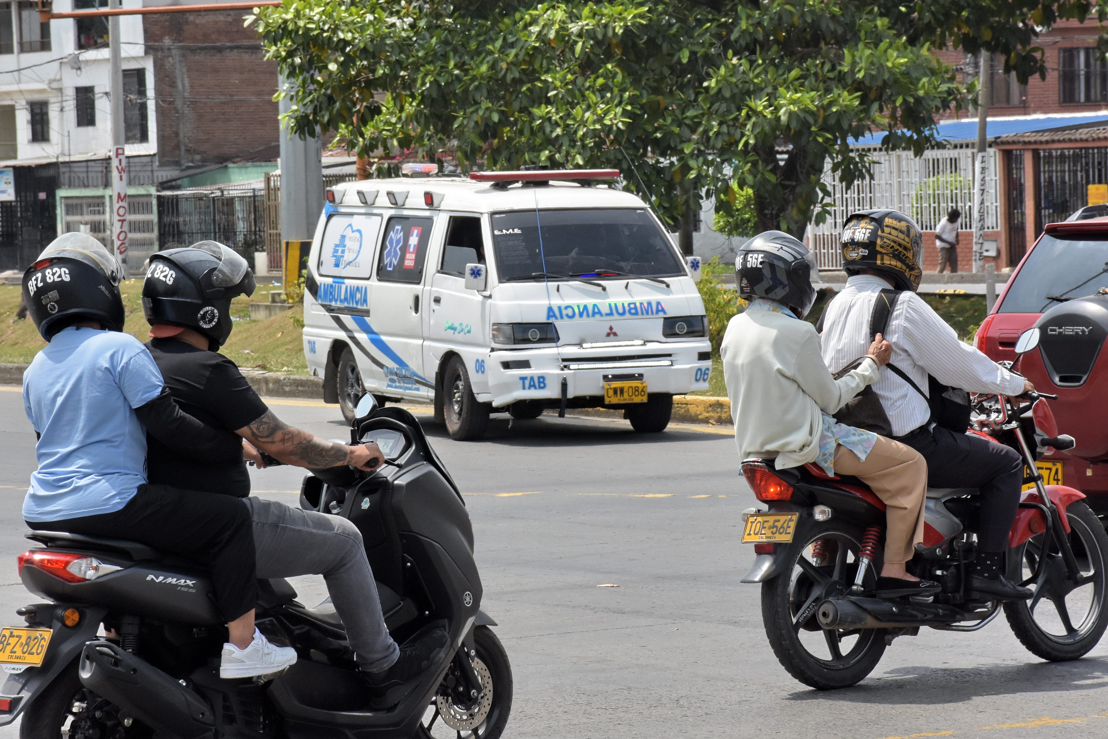 El accidente de tránsito de este fin de semana, protagonizado por una ambulancia que ni siquiera llevaba el Soat vigente, puso sobre la mesa la falta de resultados de las estrategias de la Alcaldía para controlar la situación y la necesidad de que sean los Bomberos quienes asuman el servicio de traslado ambulatorio, denunciaron concejales.